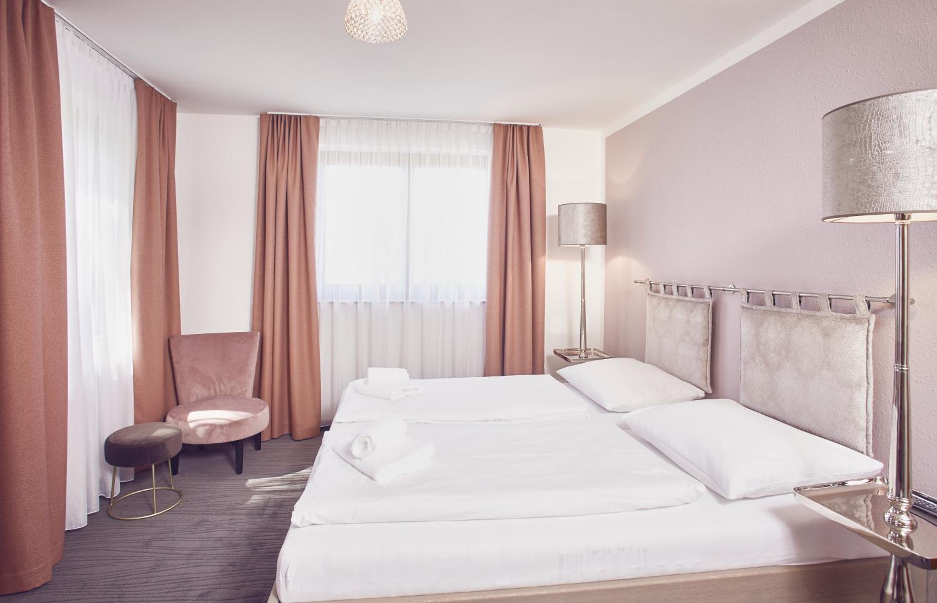 Large Double Room - Photo 1