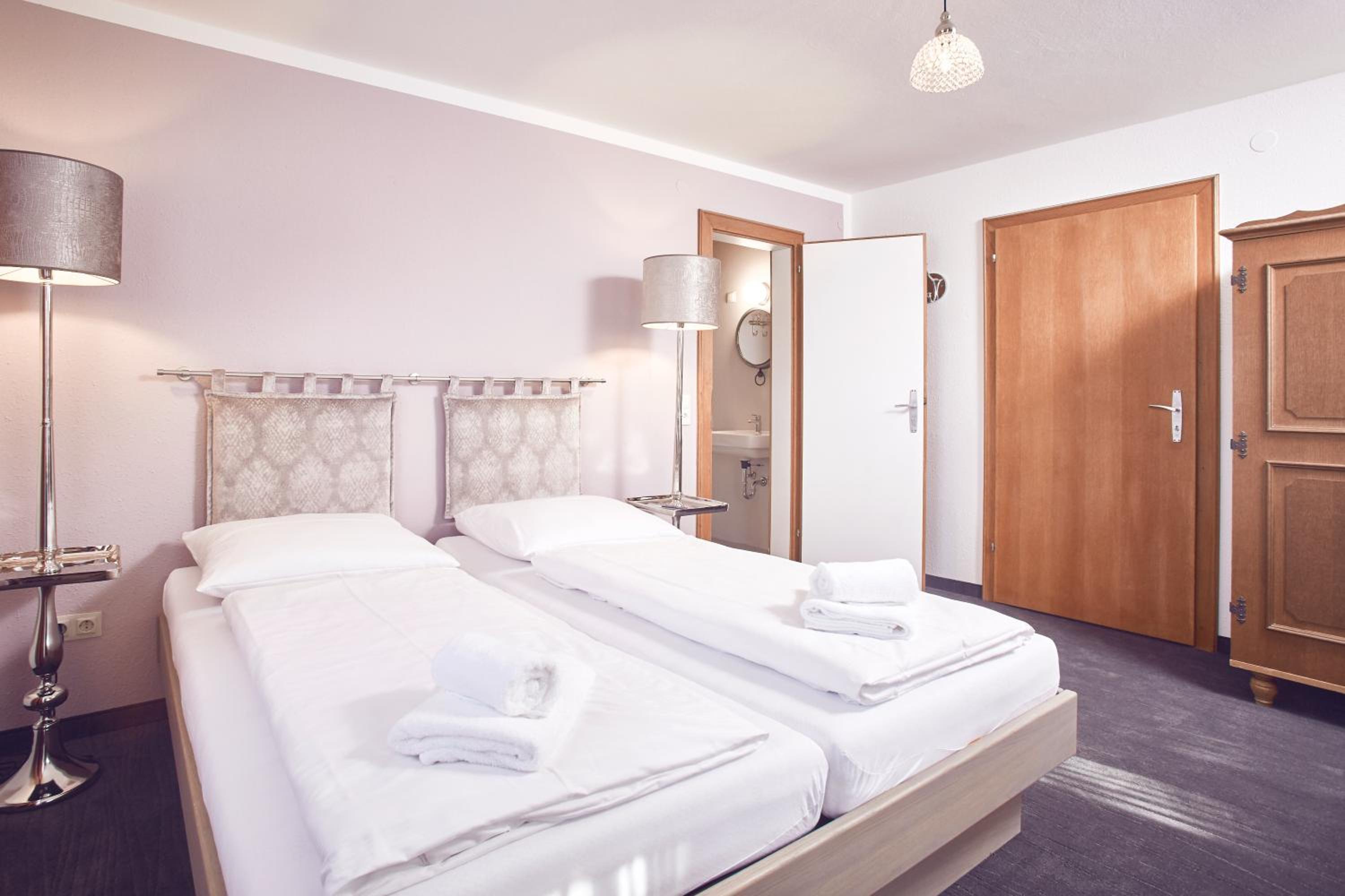 Large Double Room - Photo 7