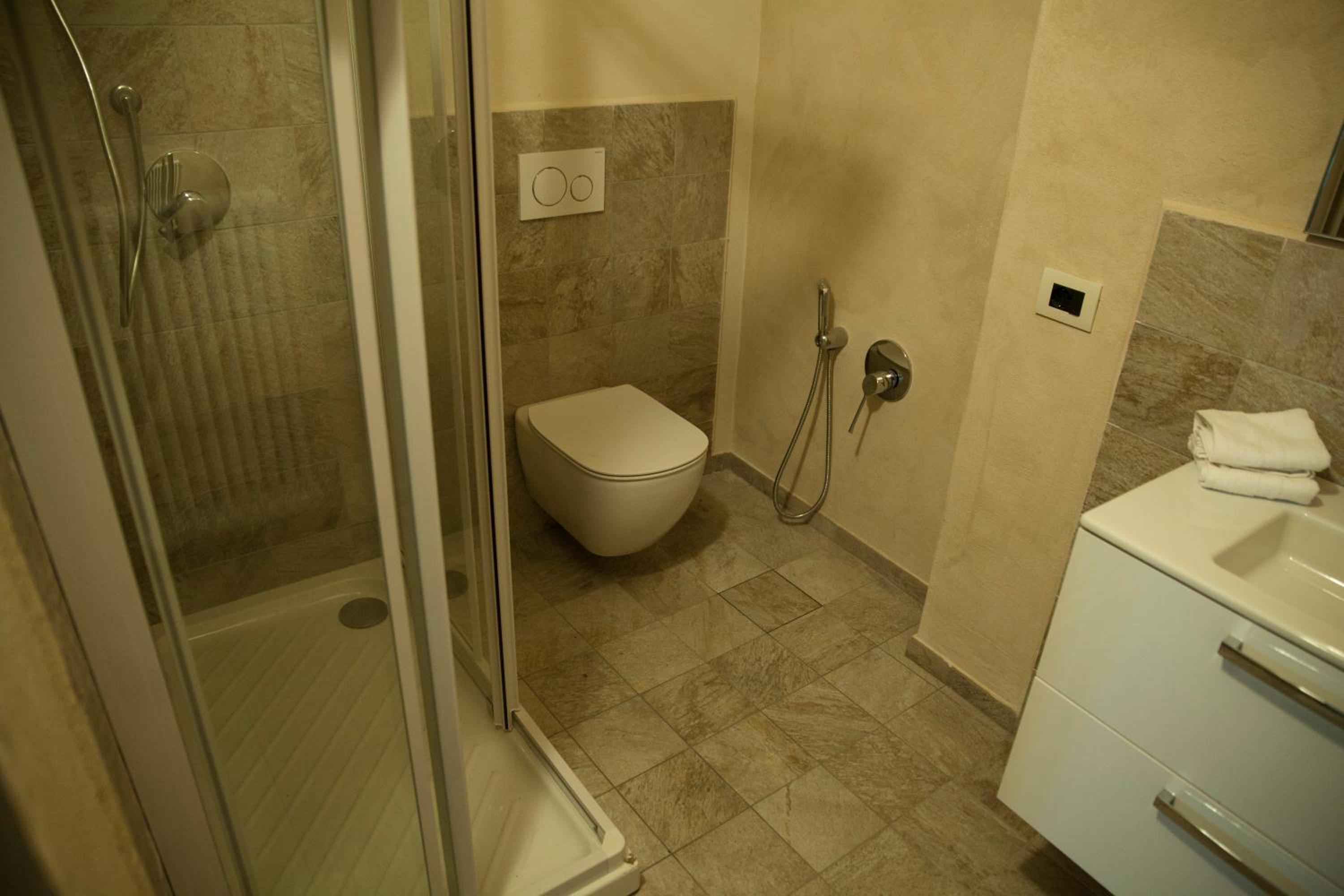 Twin Room with Private Bathroom photo 3