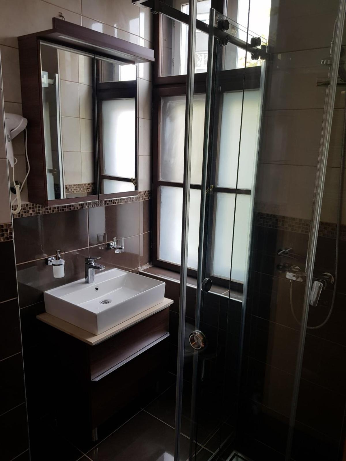 Twin Room - Photo 10