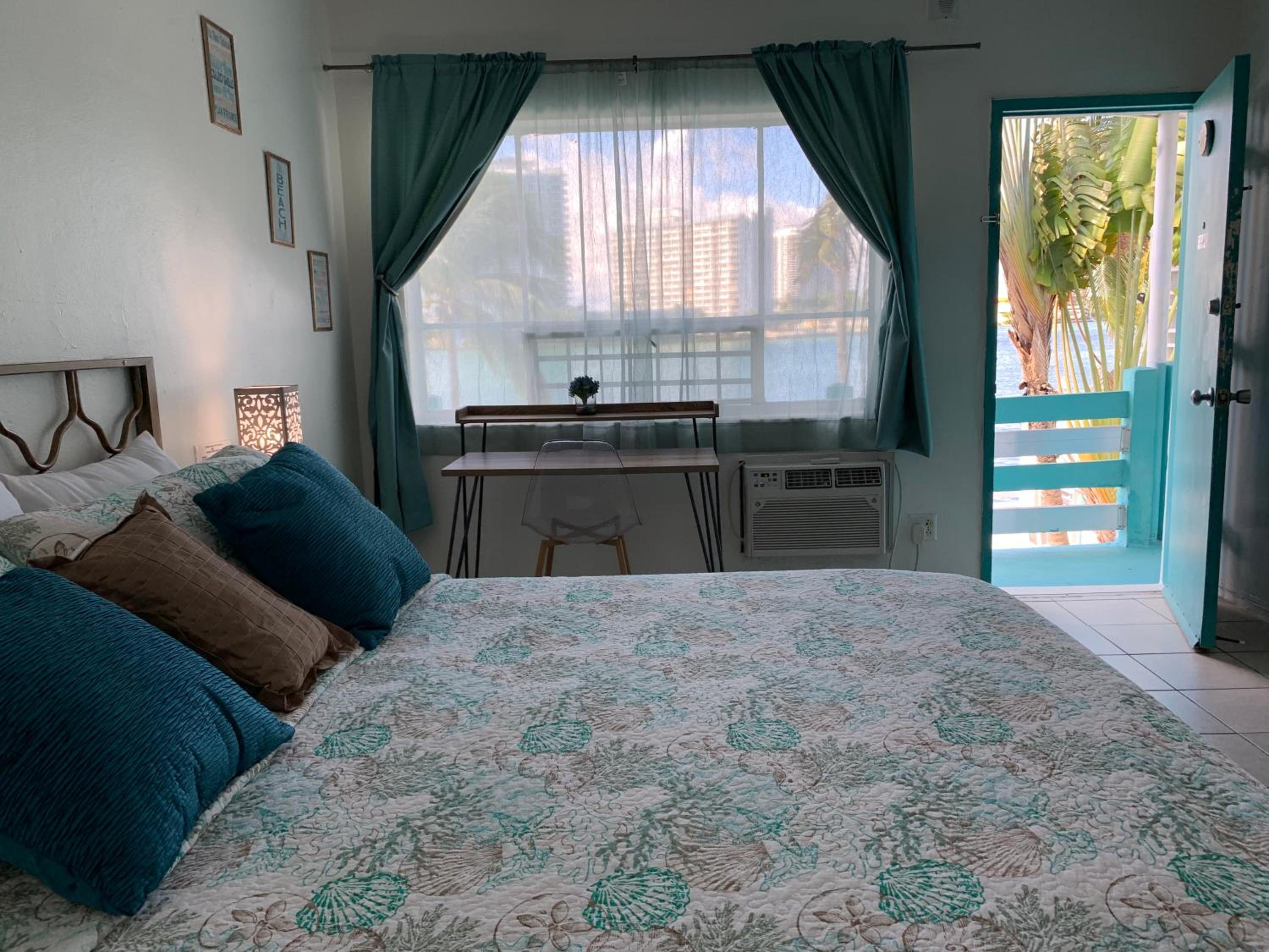 King Room with Balcony - Photo 9
