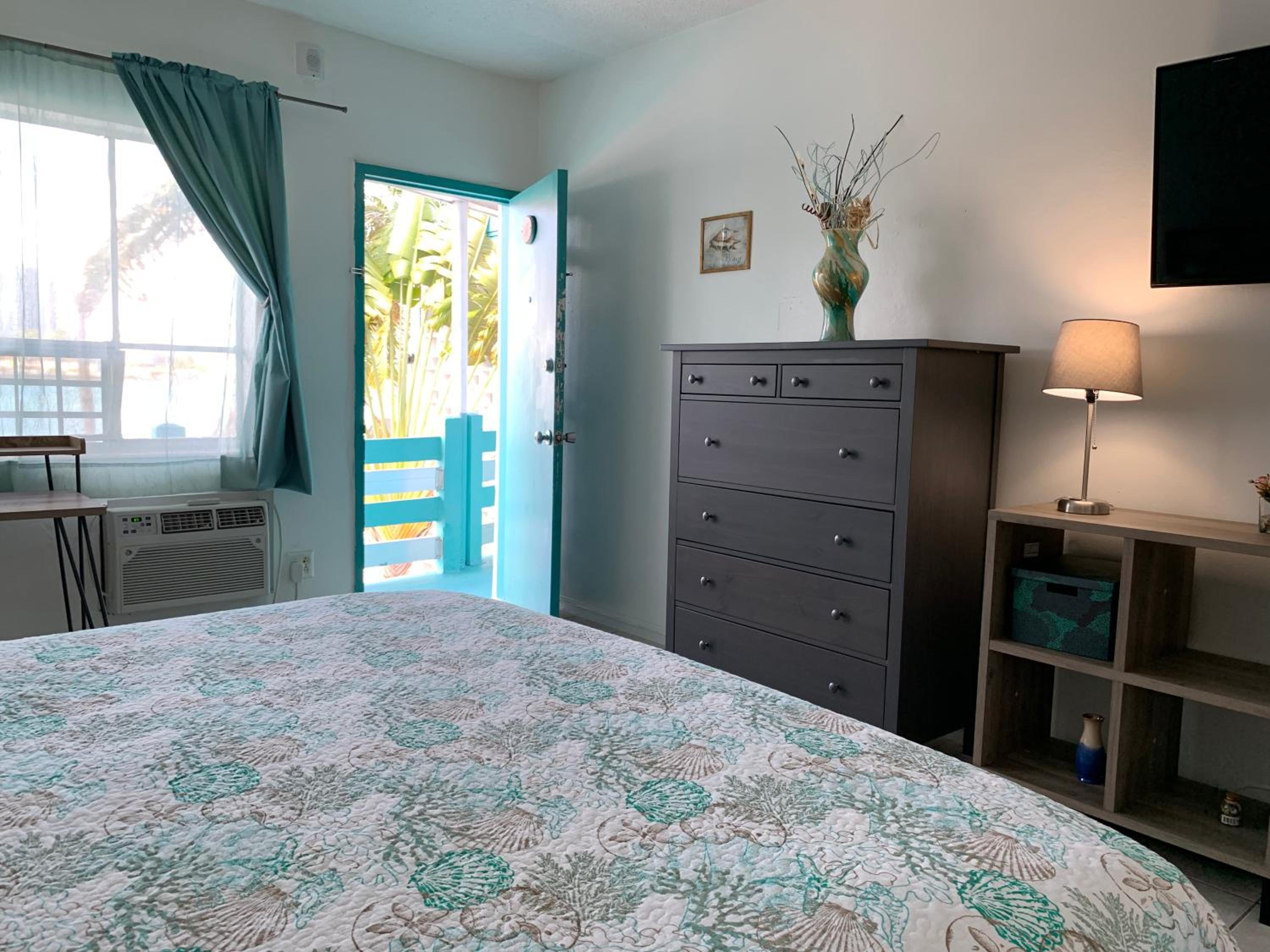 King Room with Balcony - Photo 4