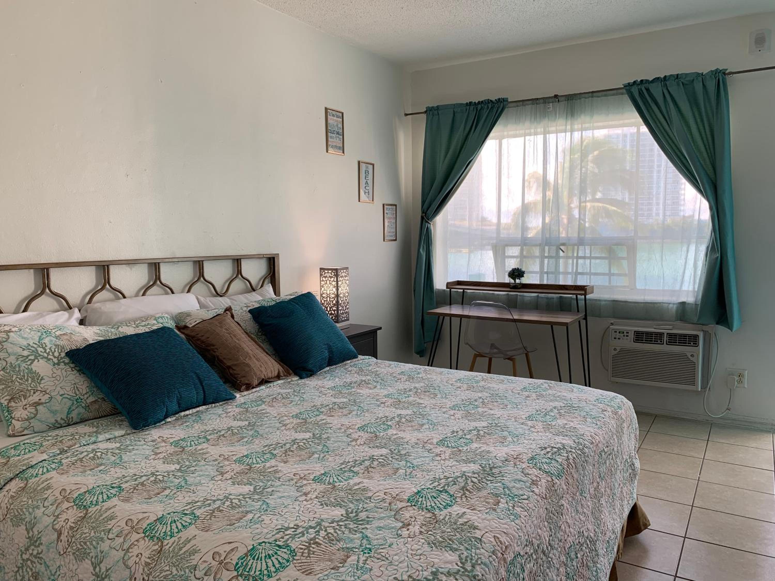 King Room with Balcony - Photo 6