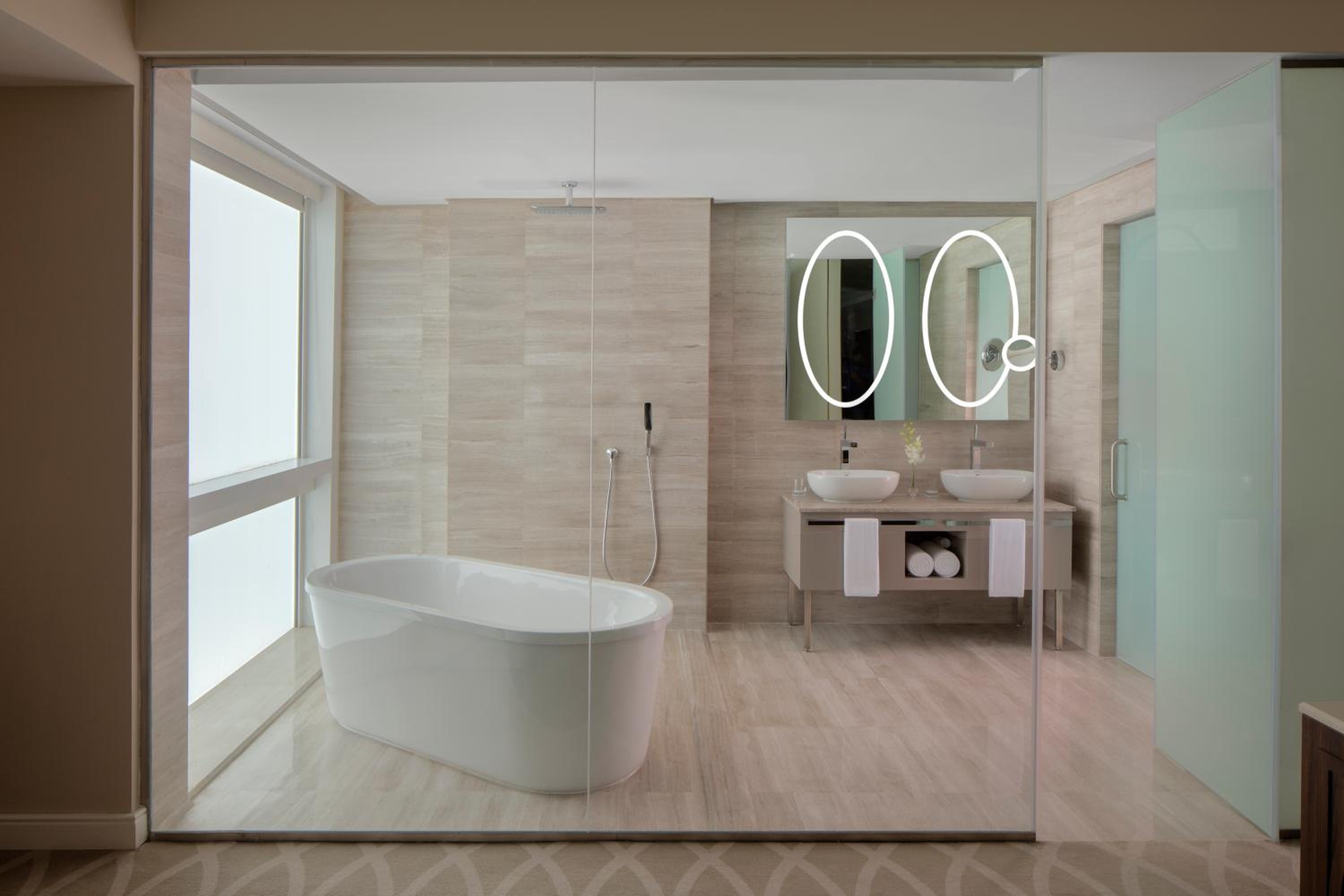 Premier Suite 1 King - Photo 1