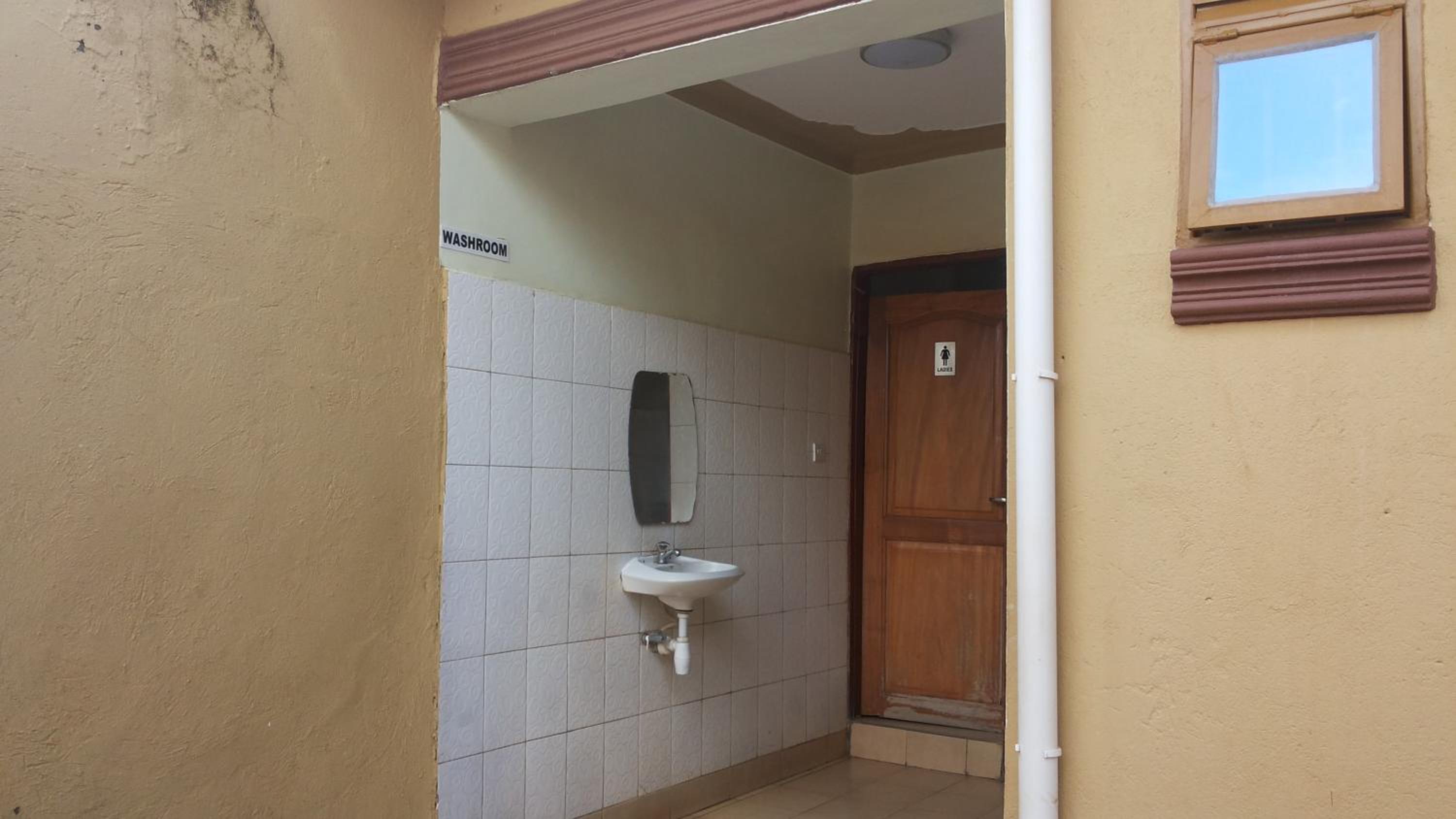 Standard Single Room With Shared Bathroom photo 3