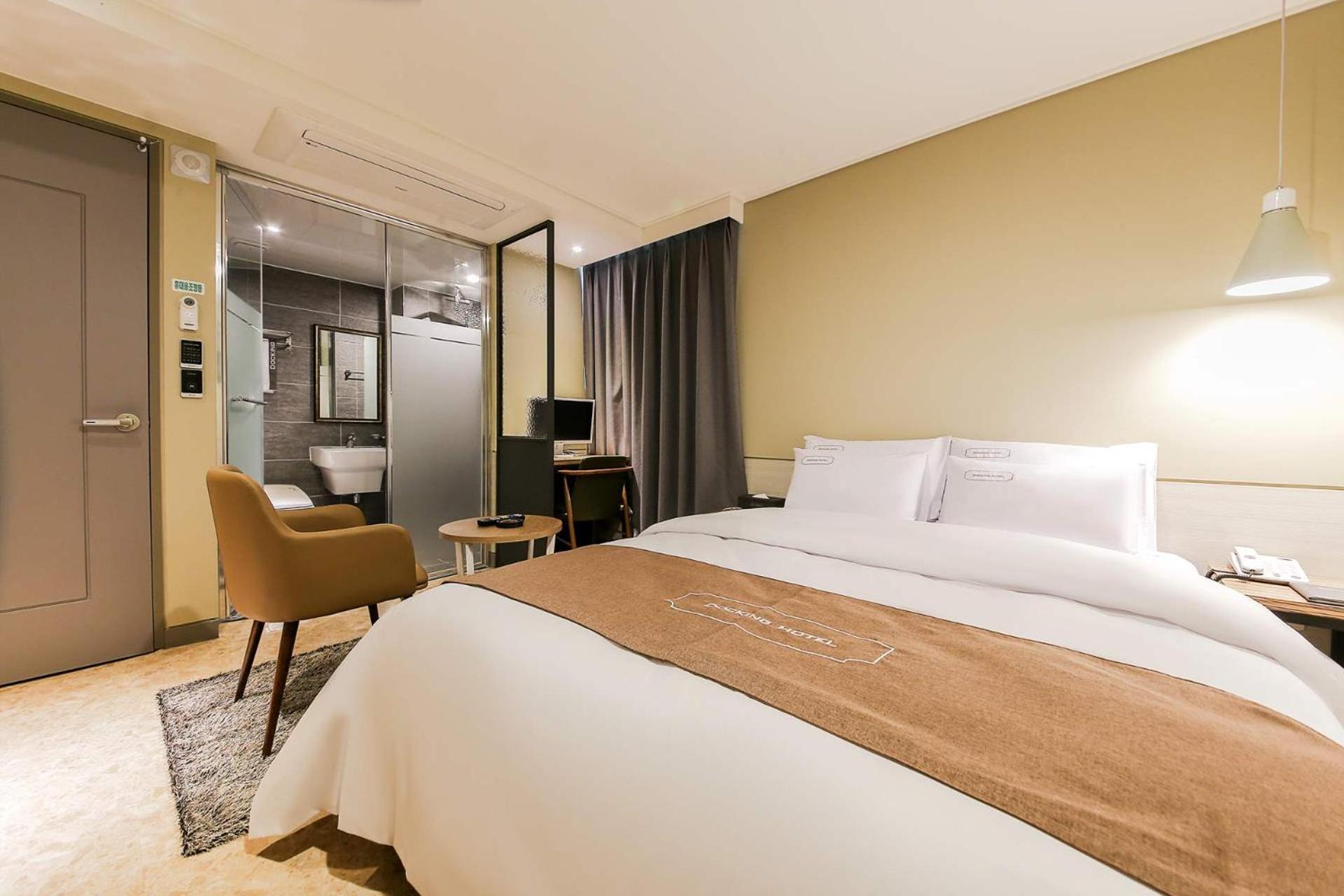 Standard Double Room - Photo 8