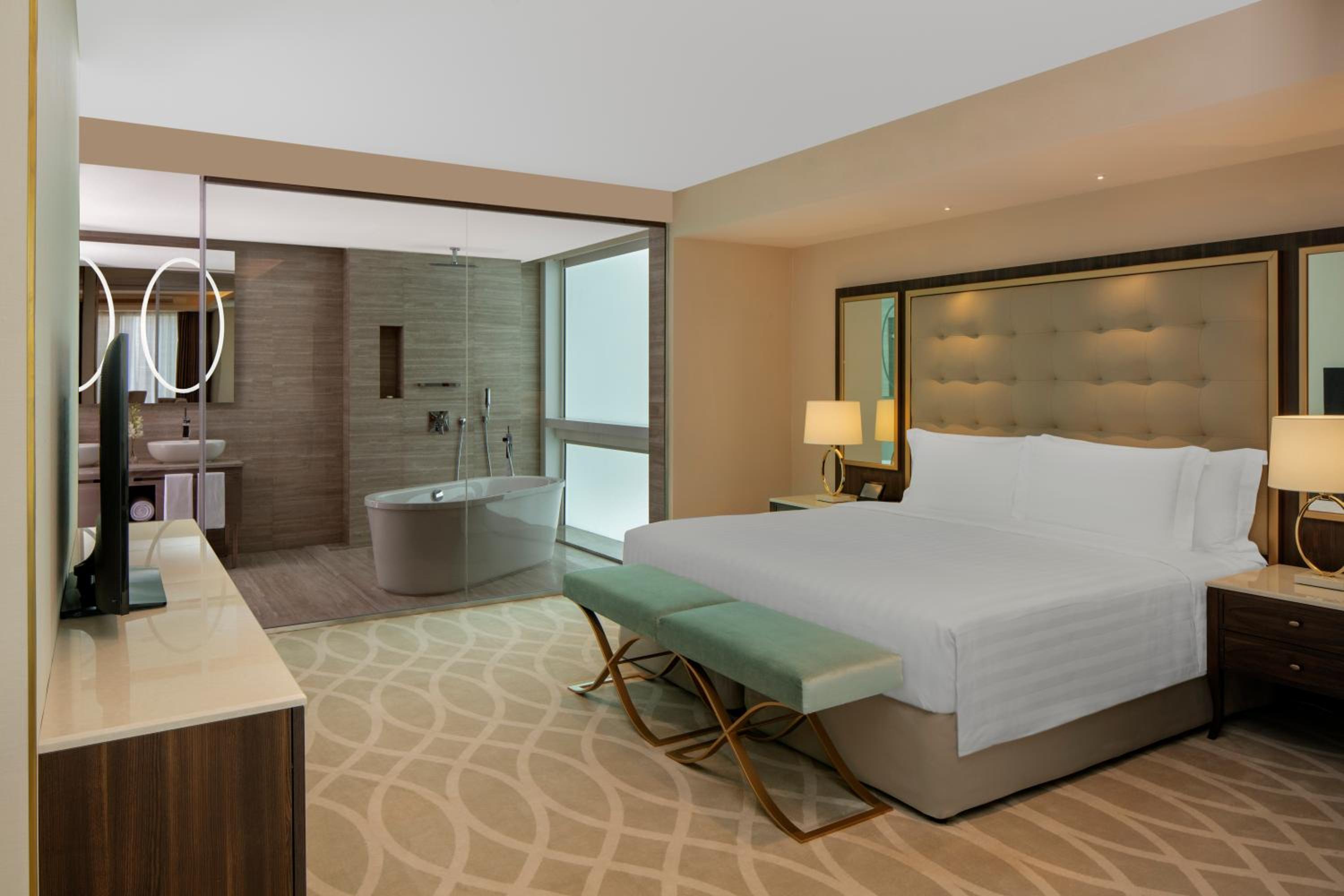 Premier Suite 1 King - Photo 2