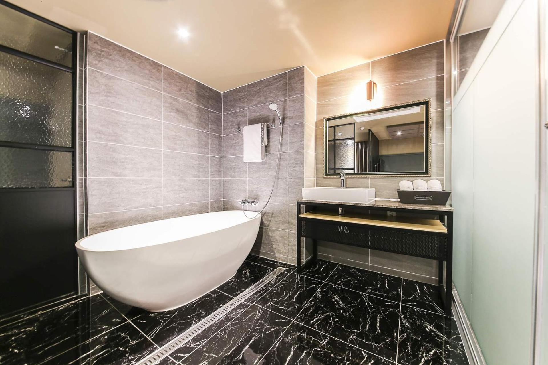 Deluxe Double Room with Bath - Photo 10