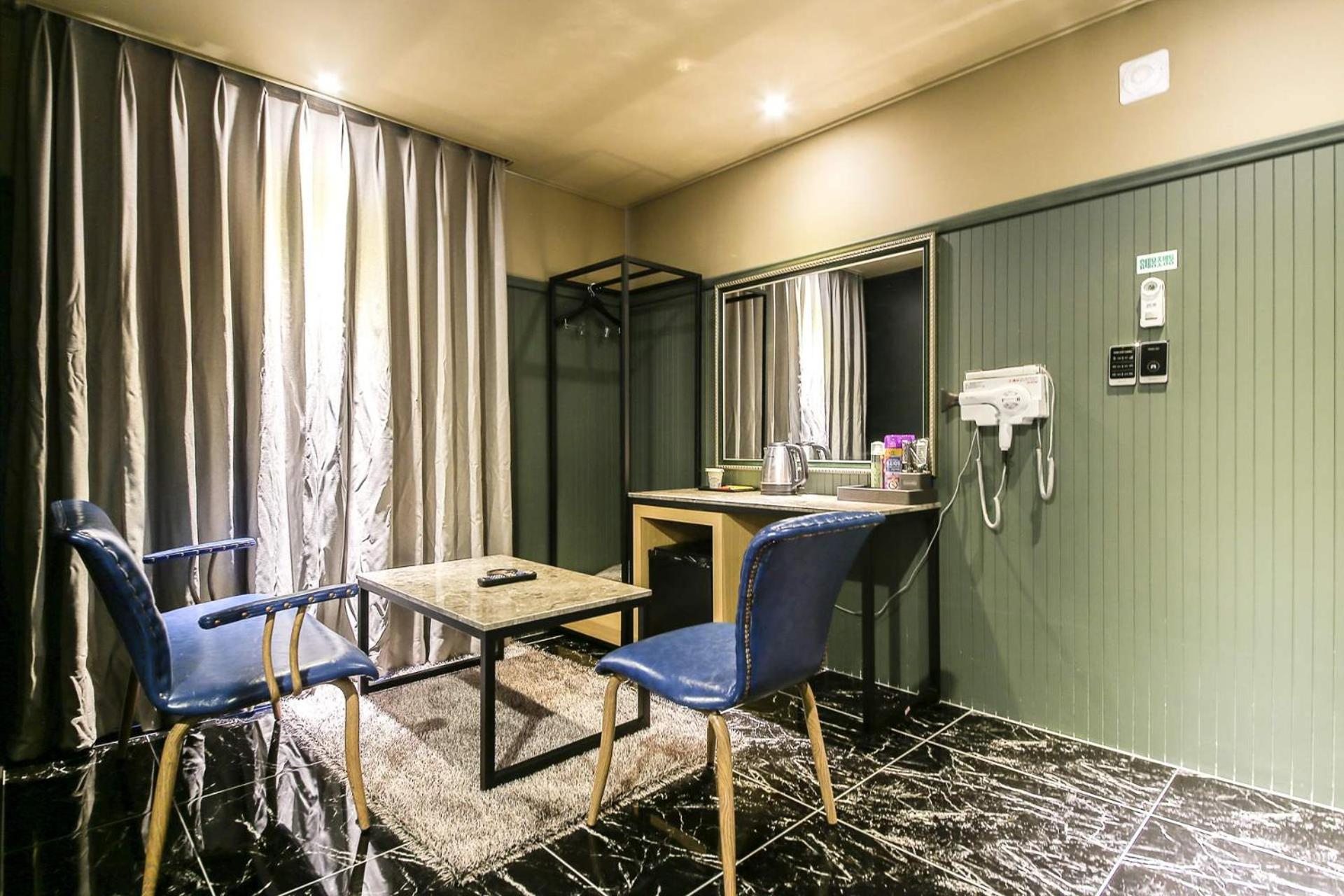 Deluxe Double Room with Bath - Photo 9