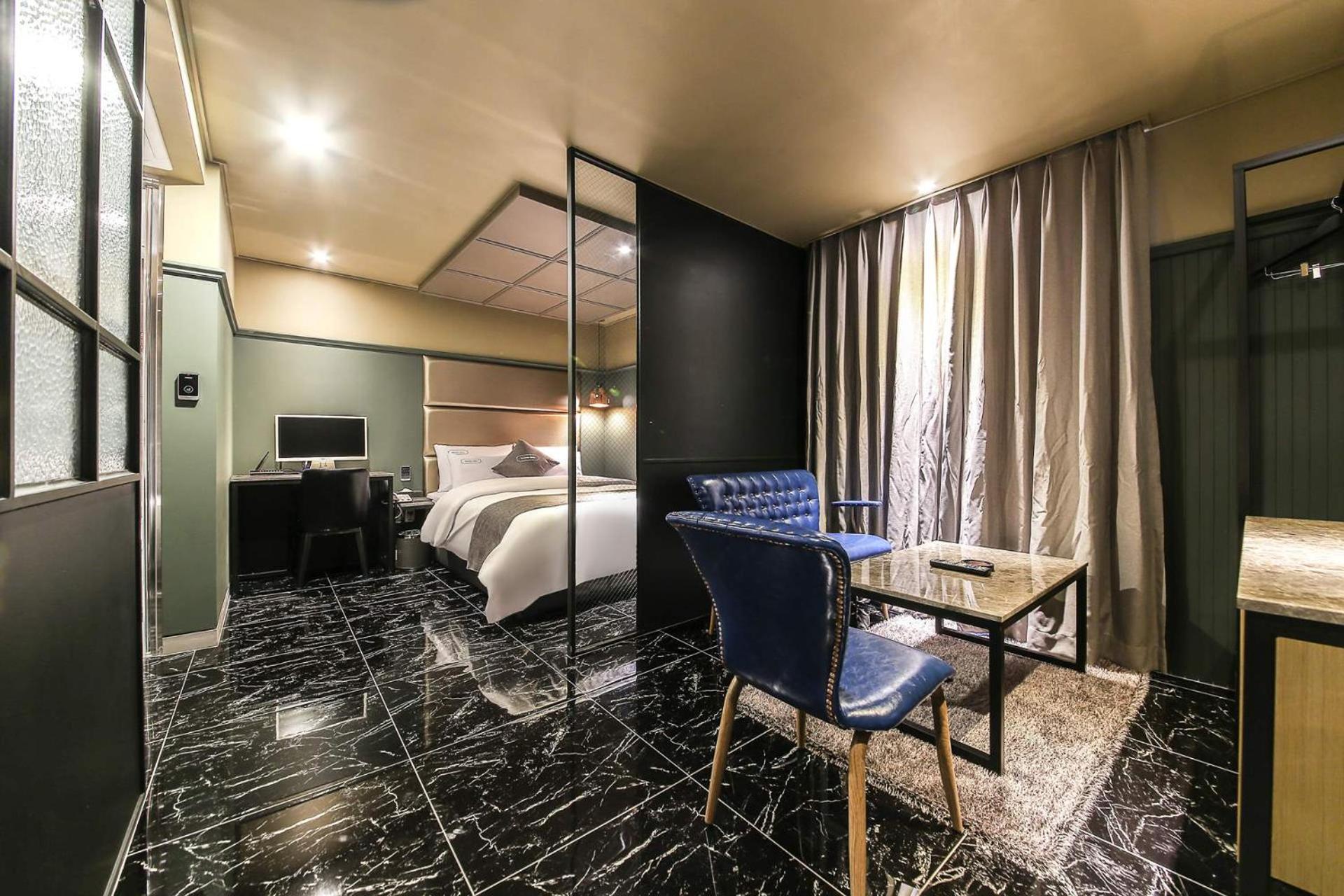 Deluxe Double Room with Bath - Photo 8