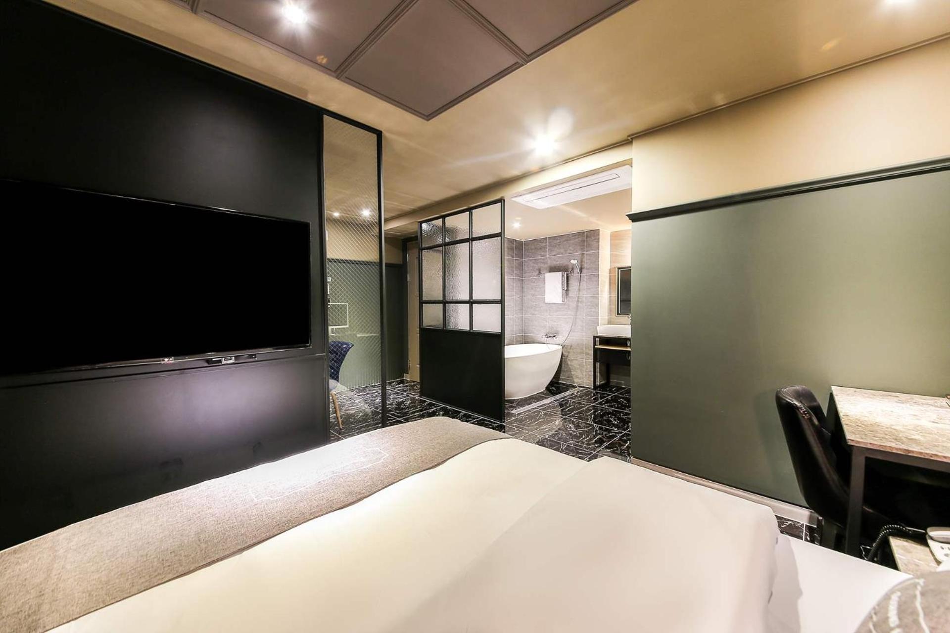 Deluxe Double Room with Bath - Photo 7