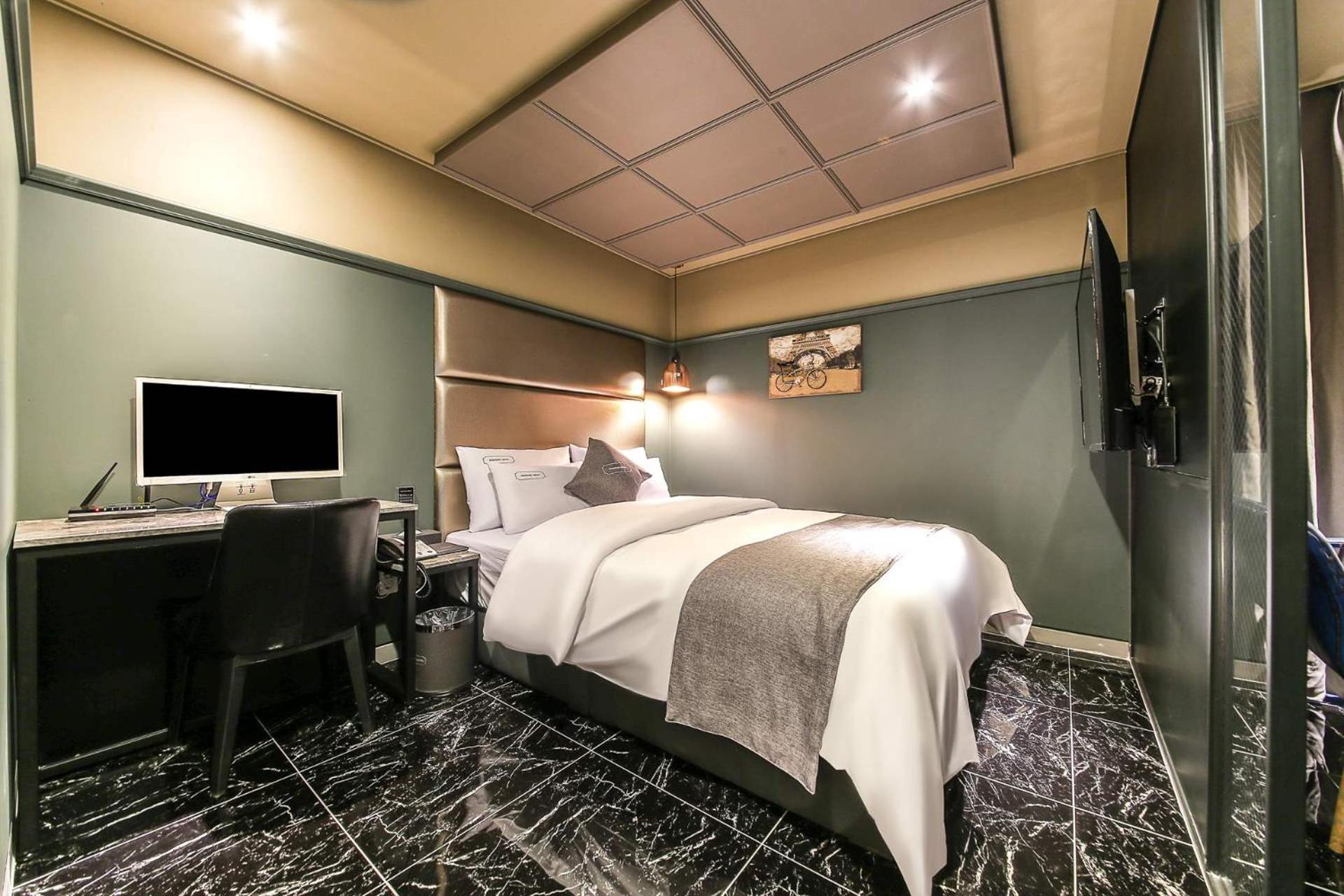Deluxe Double Room with Bath - Photo 6