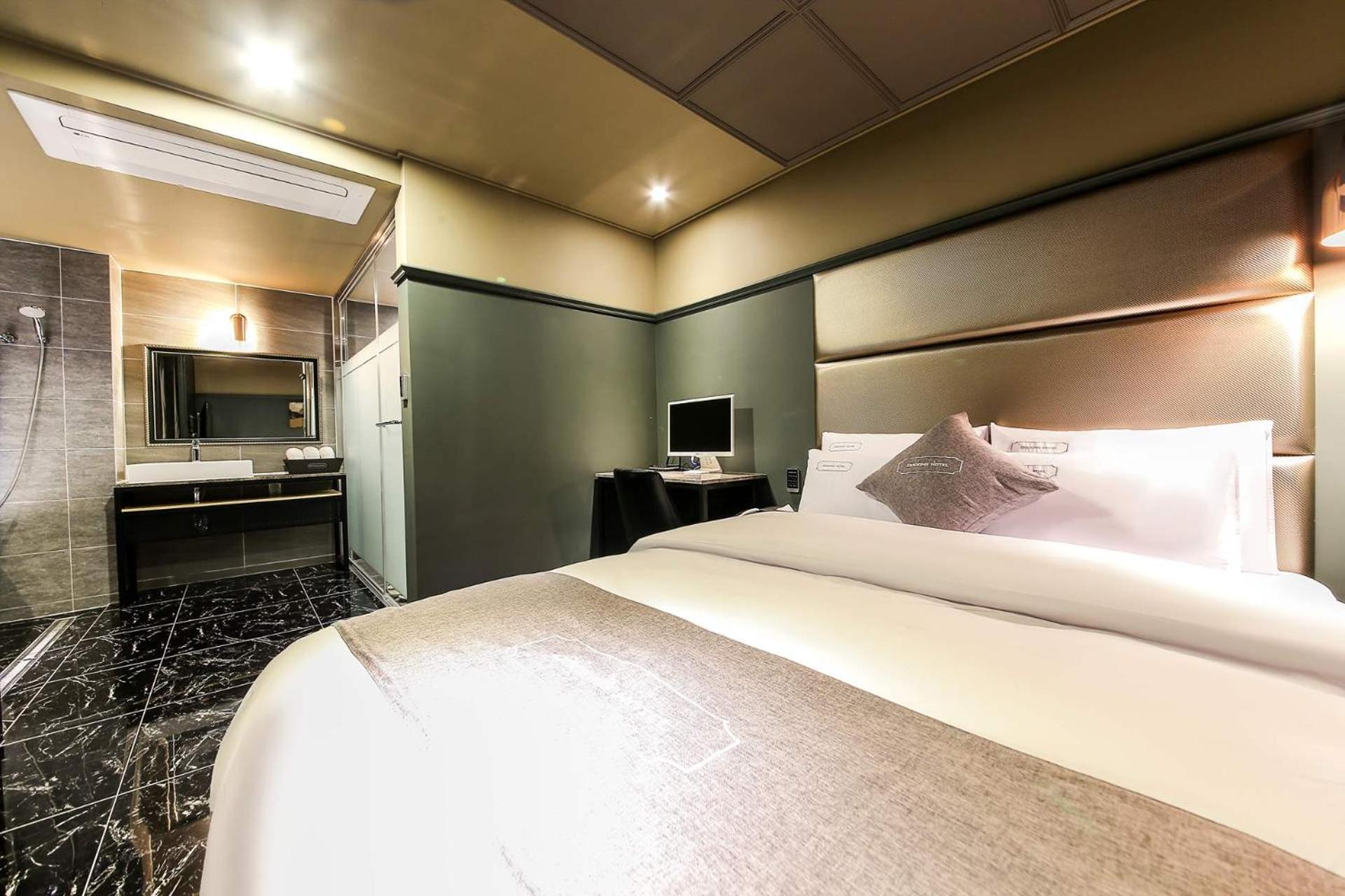 Deluxe Double Room with Bath - Photo 5