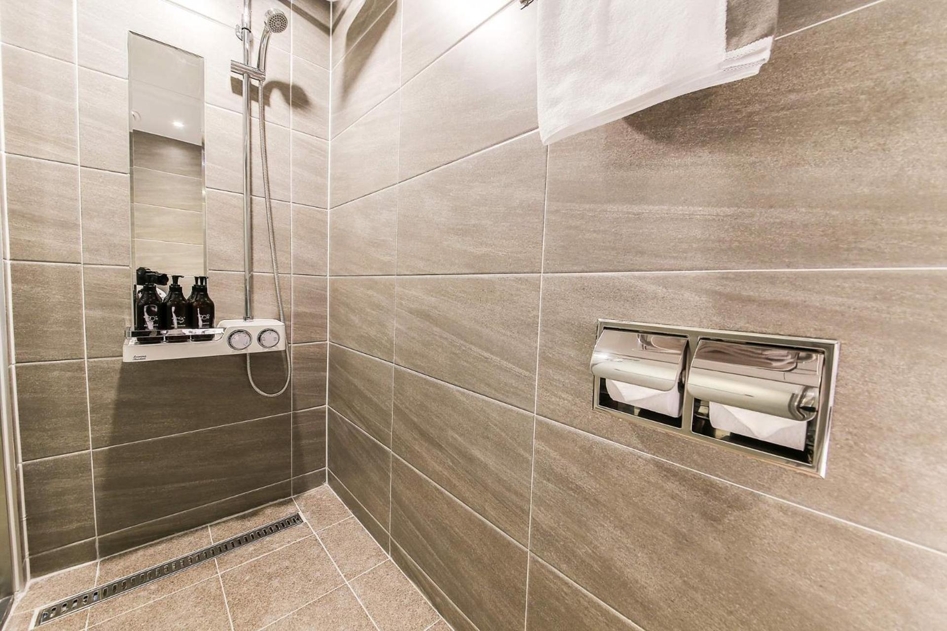 Deluxe Double Room with Bath - Photo 15