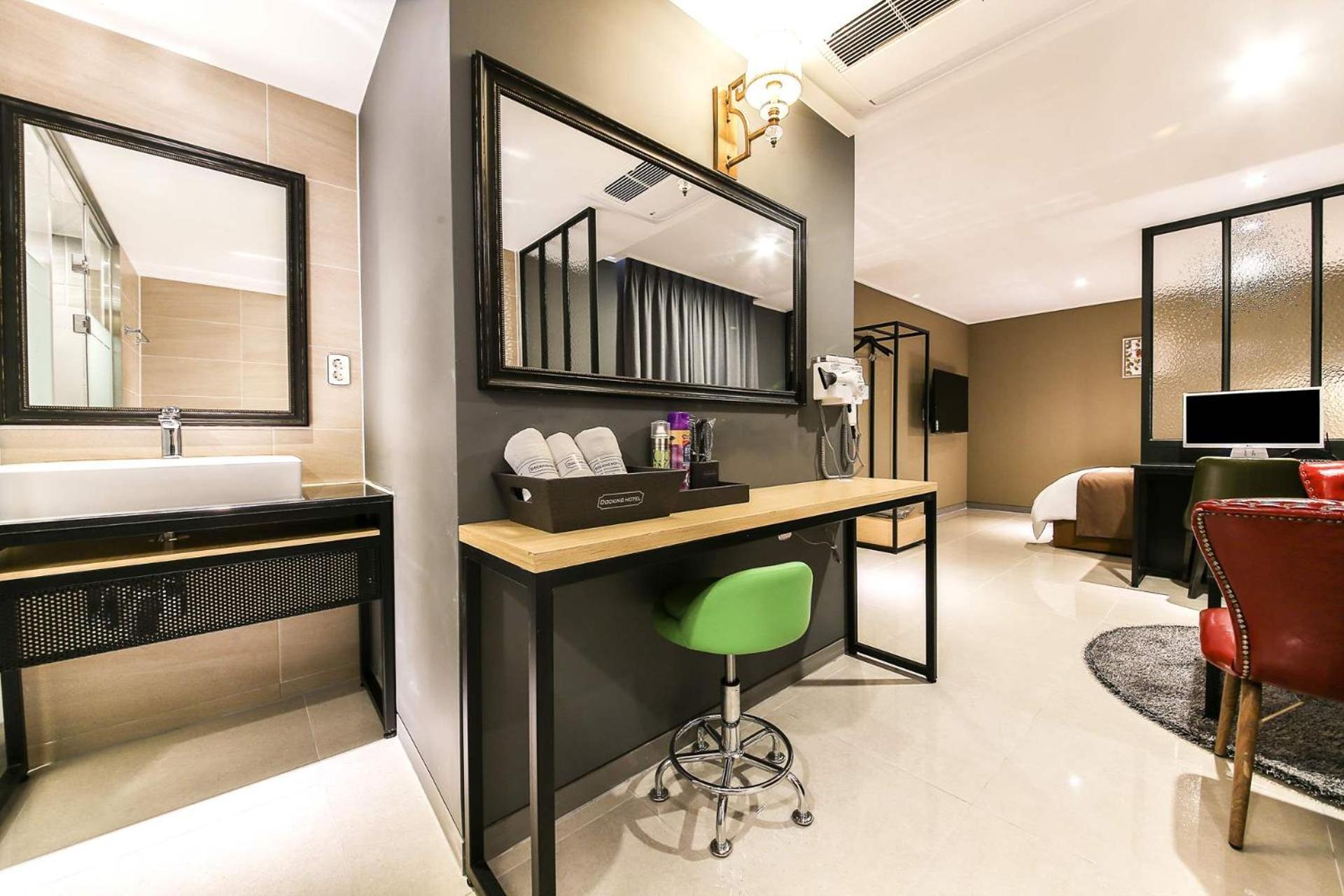 Deluxe Double Room with Bath - Photo 2