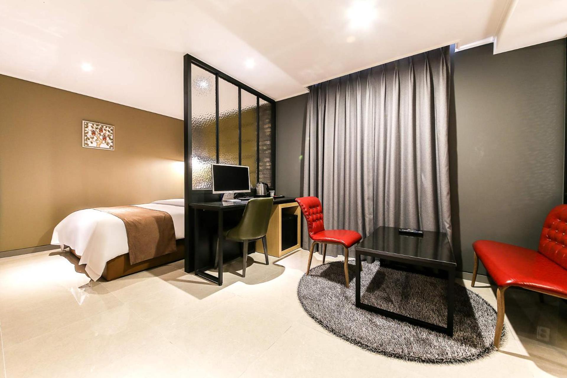 Deluxe Double Room with Bath - Photo 18