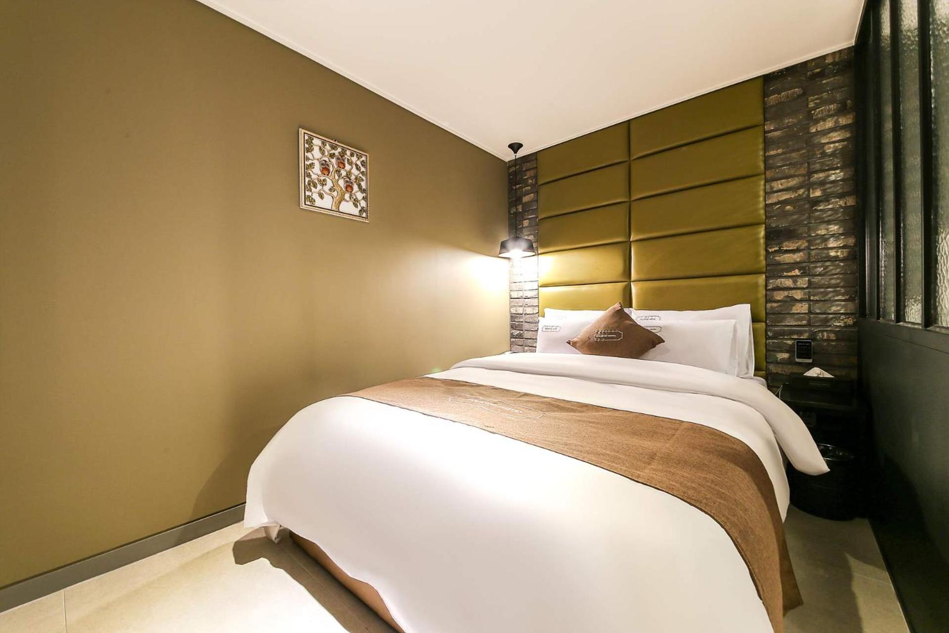 Deluxe Double Room with Bath - Photo 17