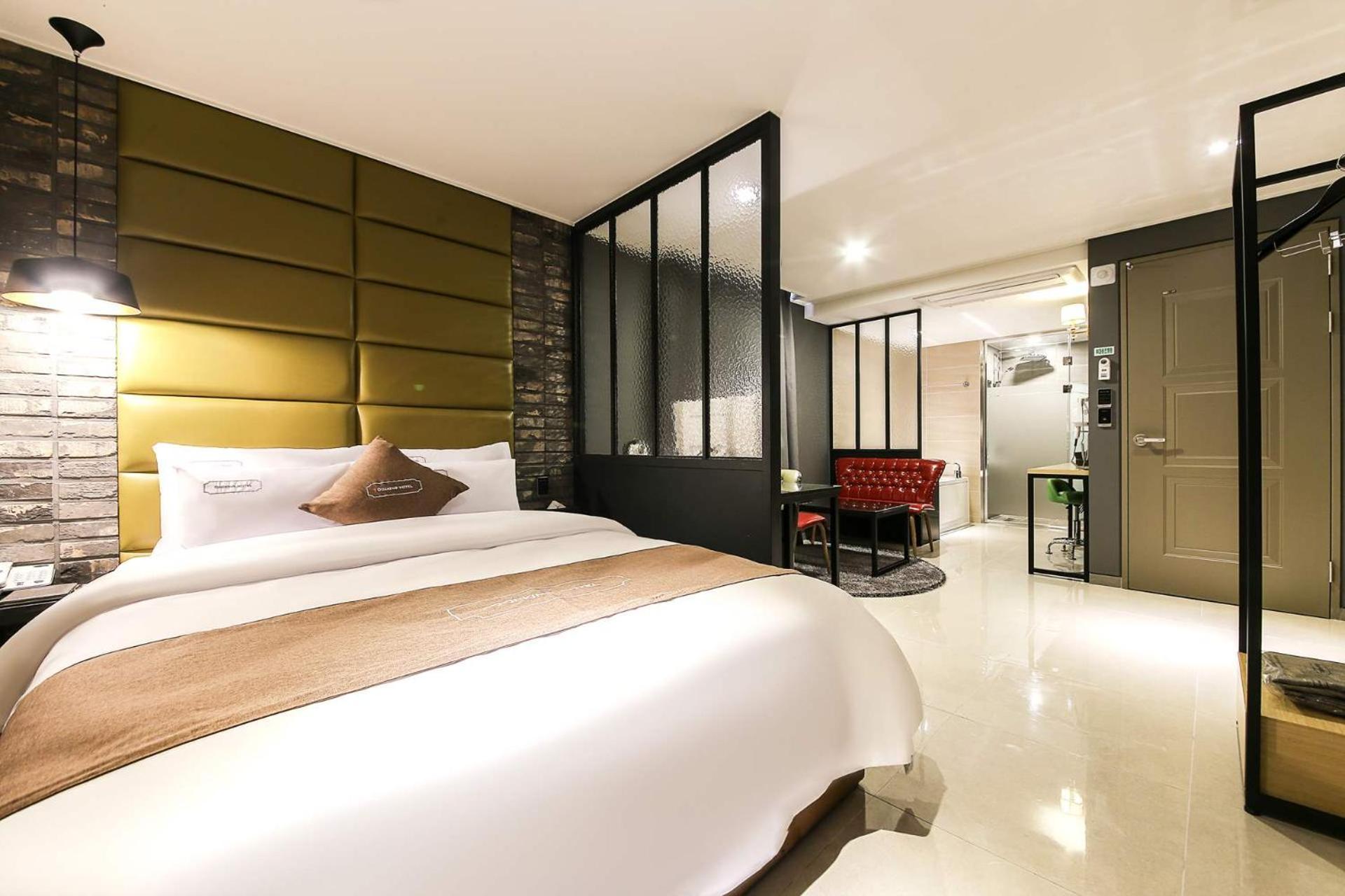 Deluxe Double Room with Bath - Photo 16