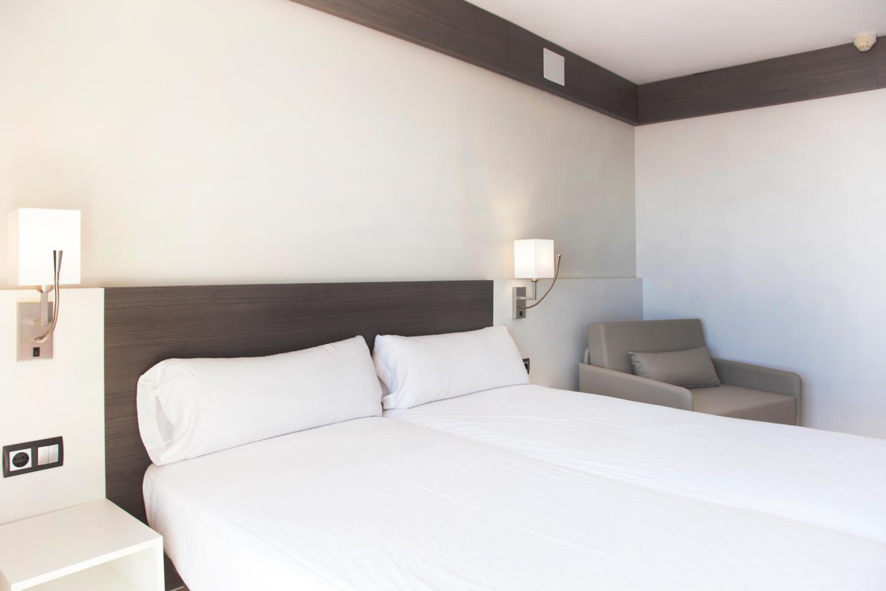 Double Room with Balcony (3 Adults) - Photo 7