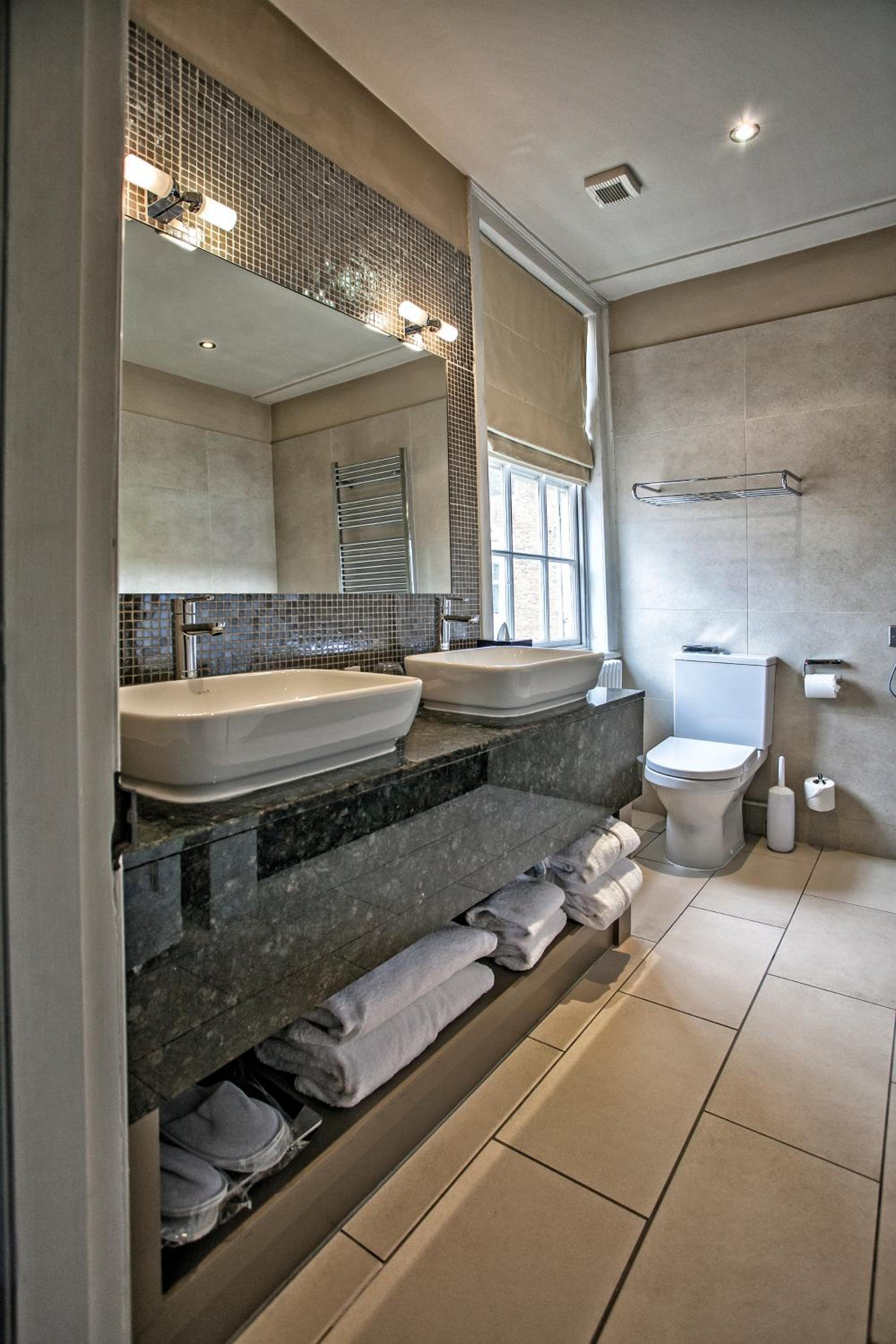 Suite - Willoughby - Photo 2