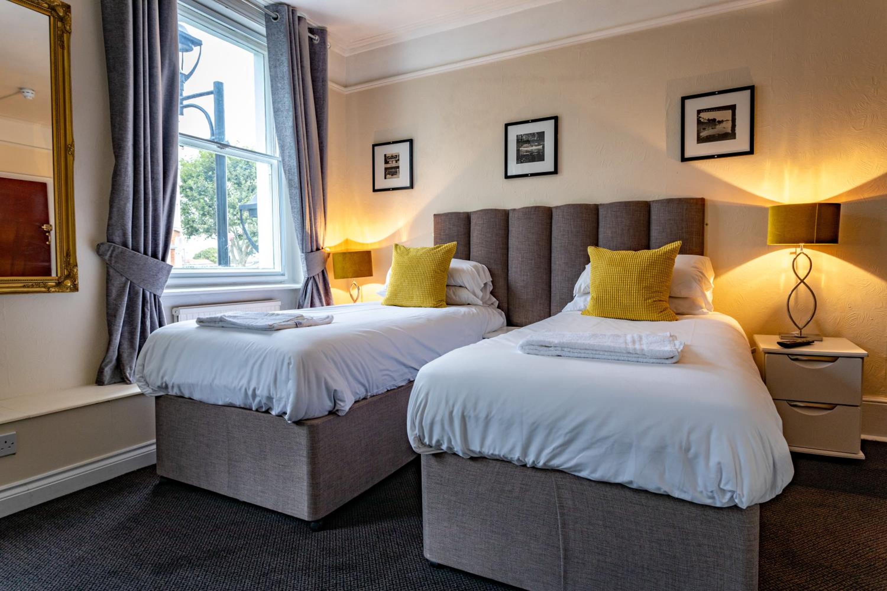 Standard Twin Room - Photo 5