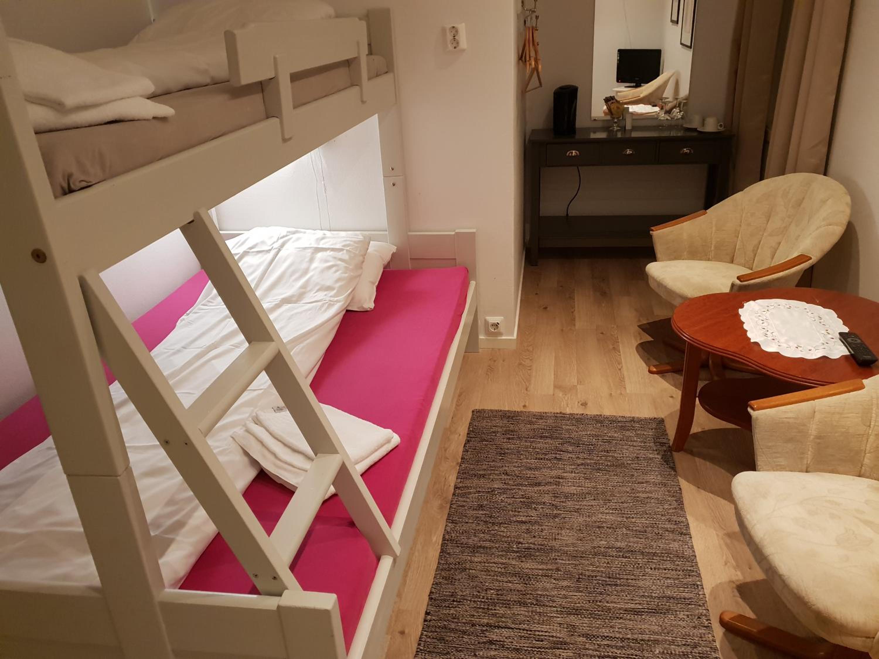 Twin Room with Bathroom - Photo 2