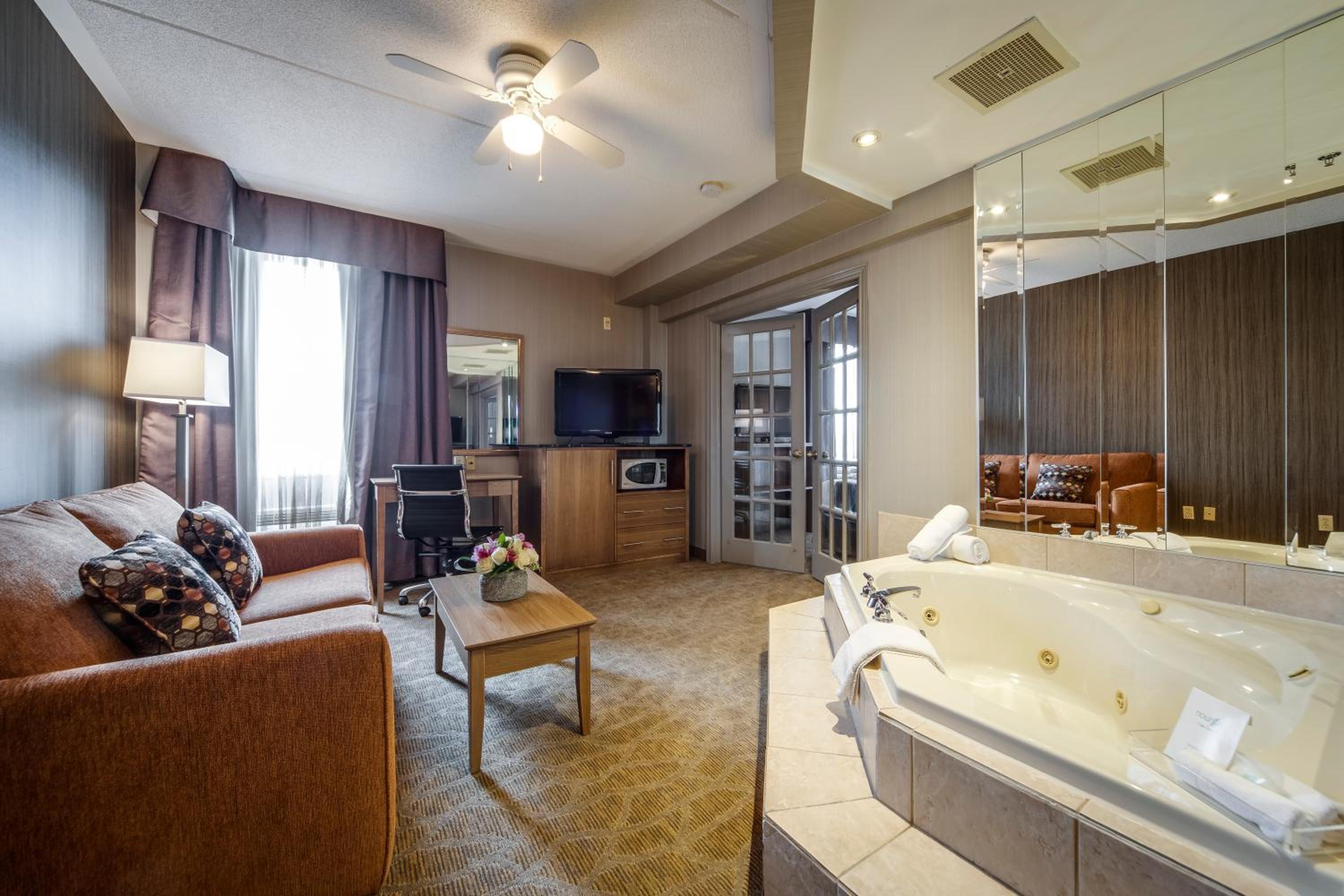 Deluxe King Suite with Jetted Tub and Living Room photo 3