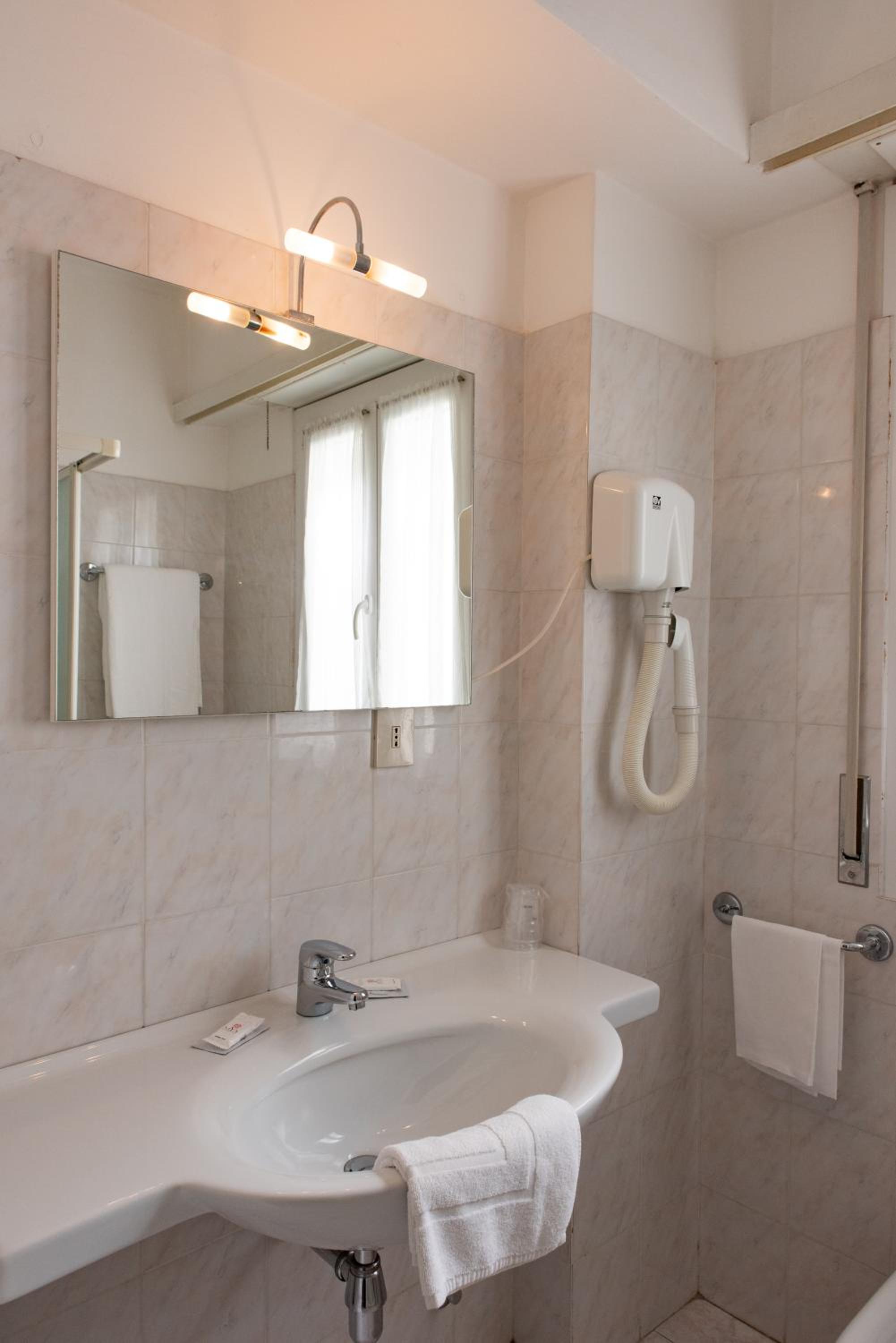 Double or Twin Room - Photo 7