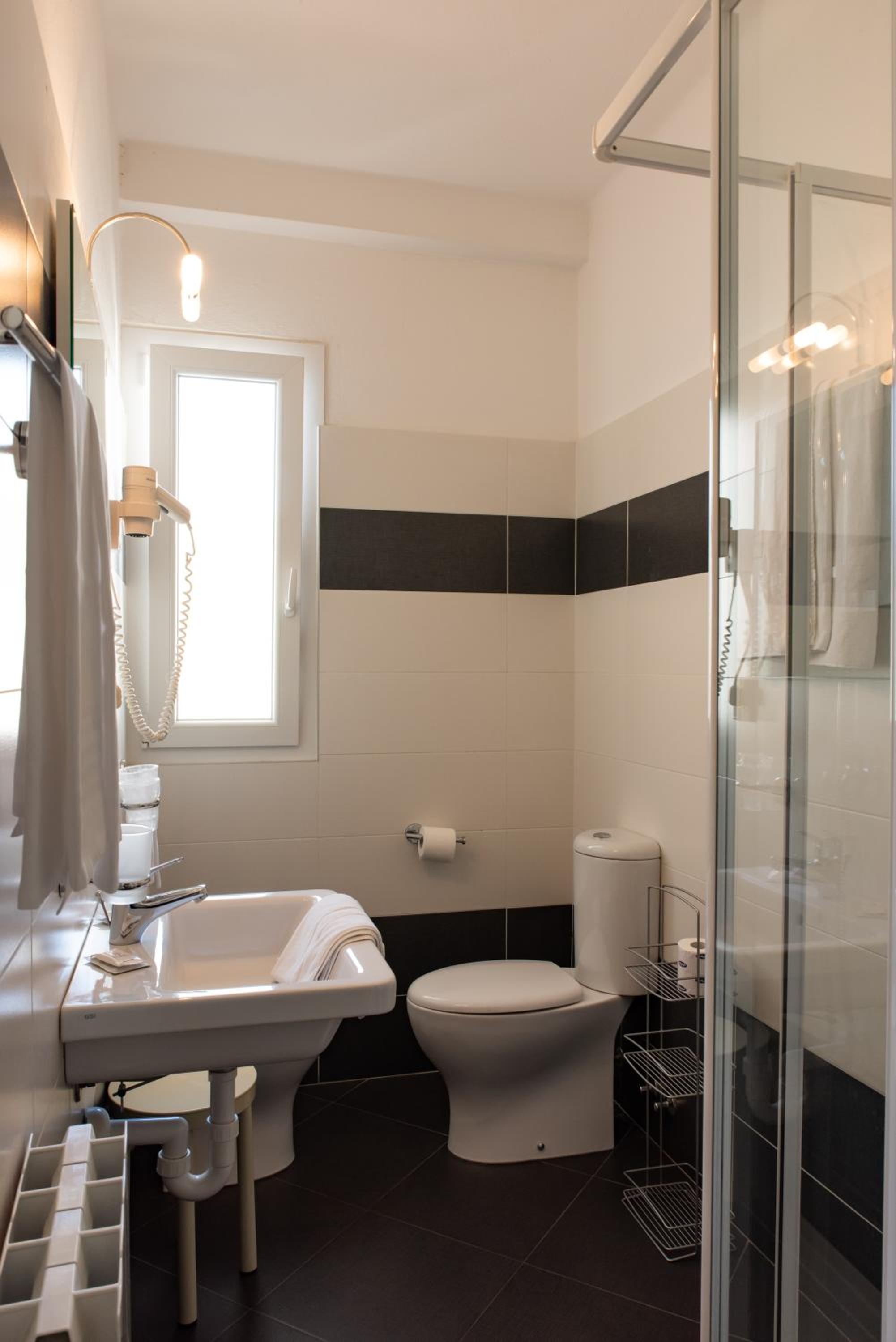 Double or Twin Room - Photo 6