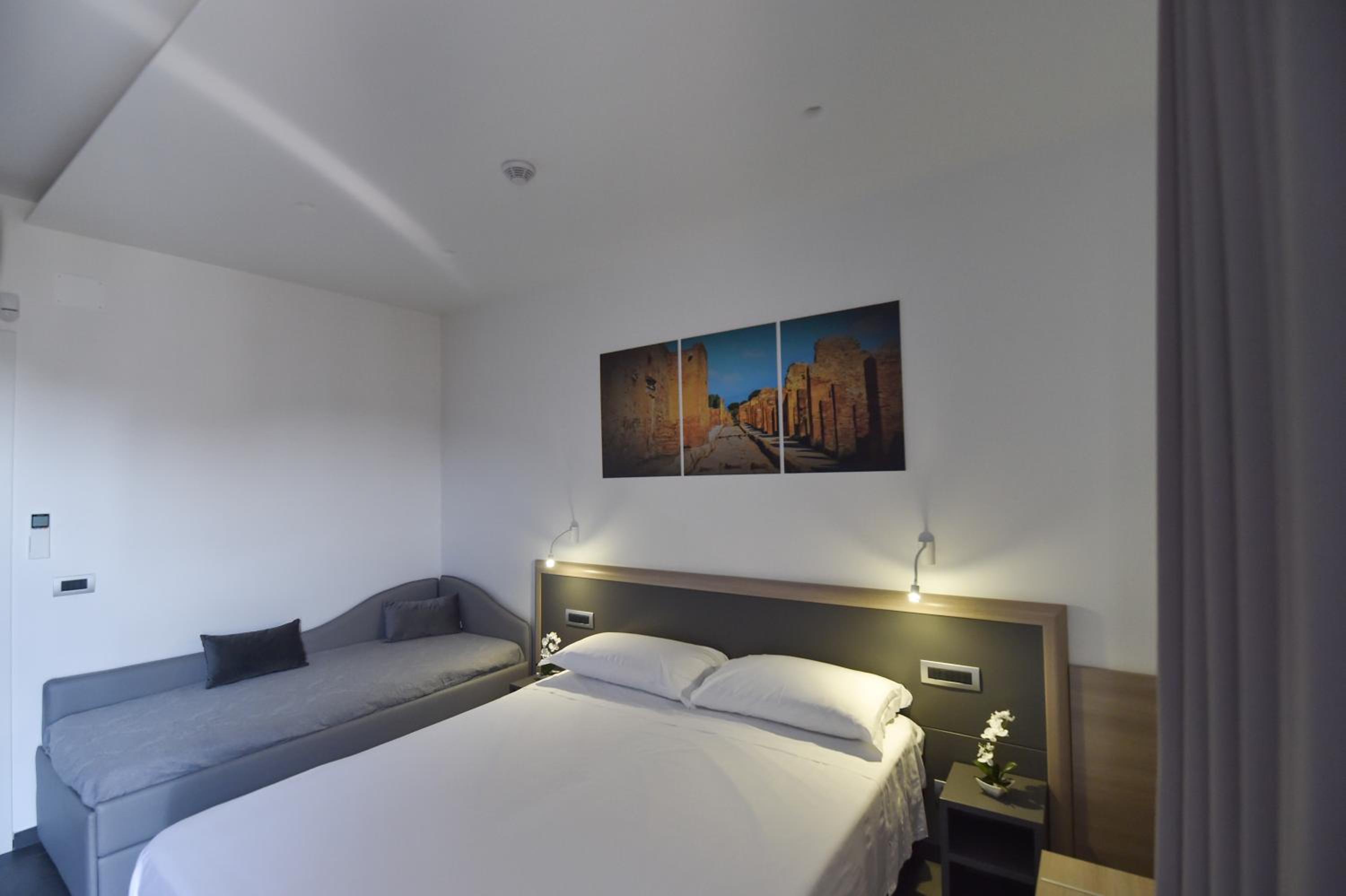 Quadruple Room with Balcony - Photo 3