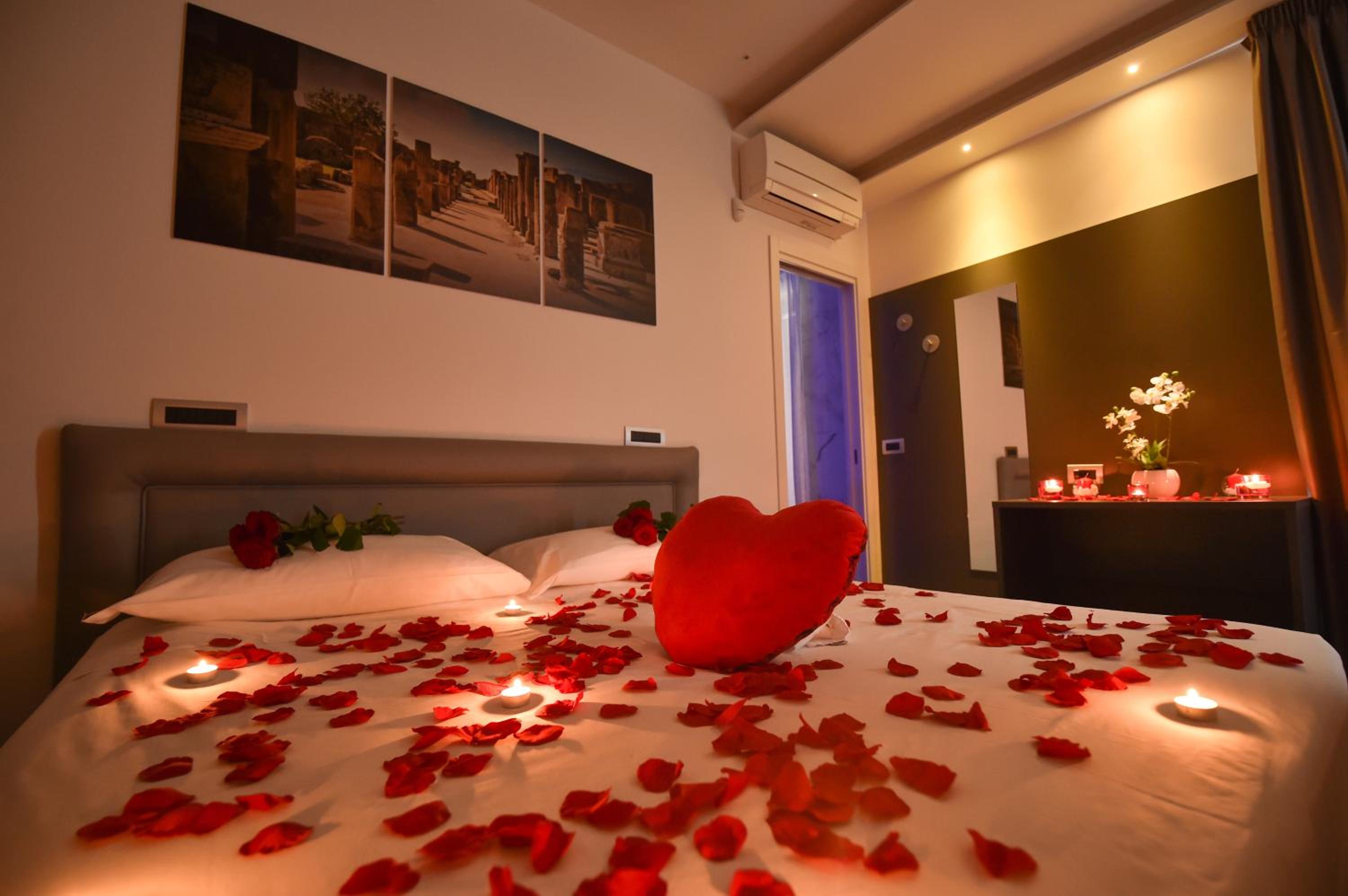 Double or Twin Room with Balcony - Photo 2
