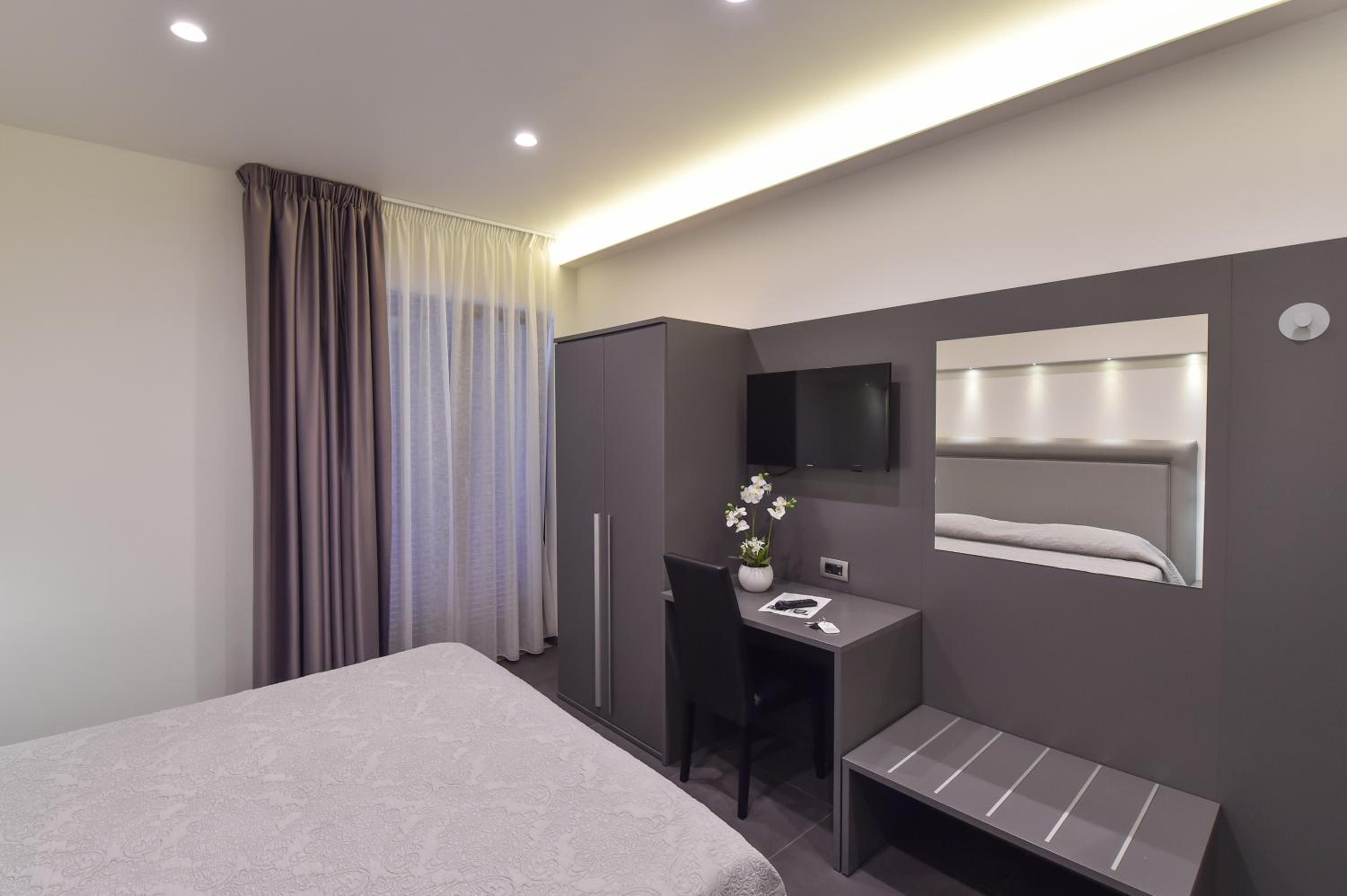 Quadruple Room with Balcony - Photo 5