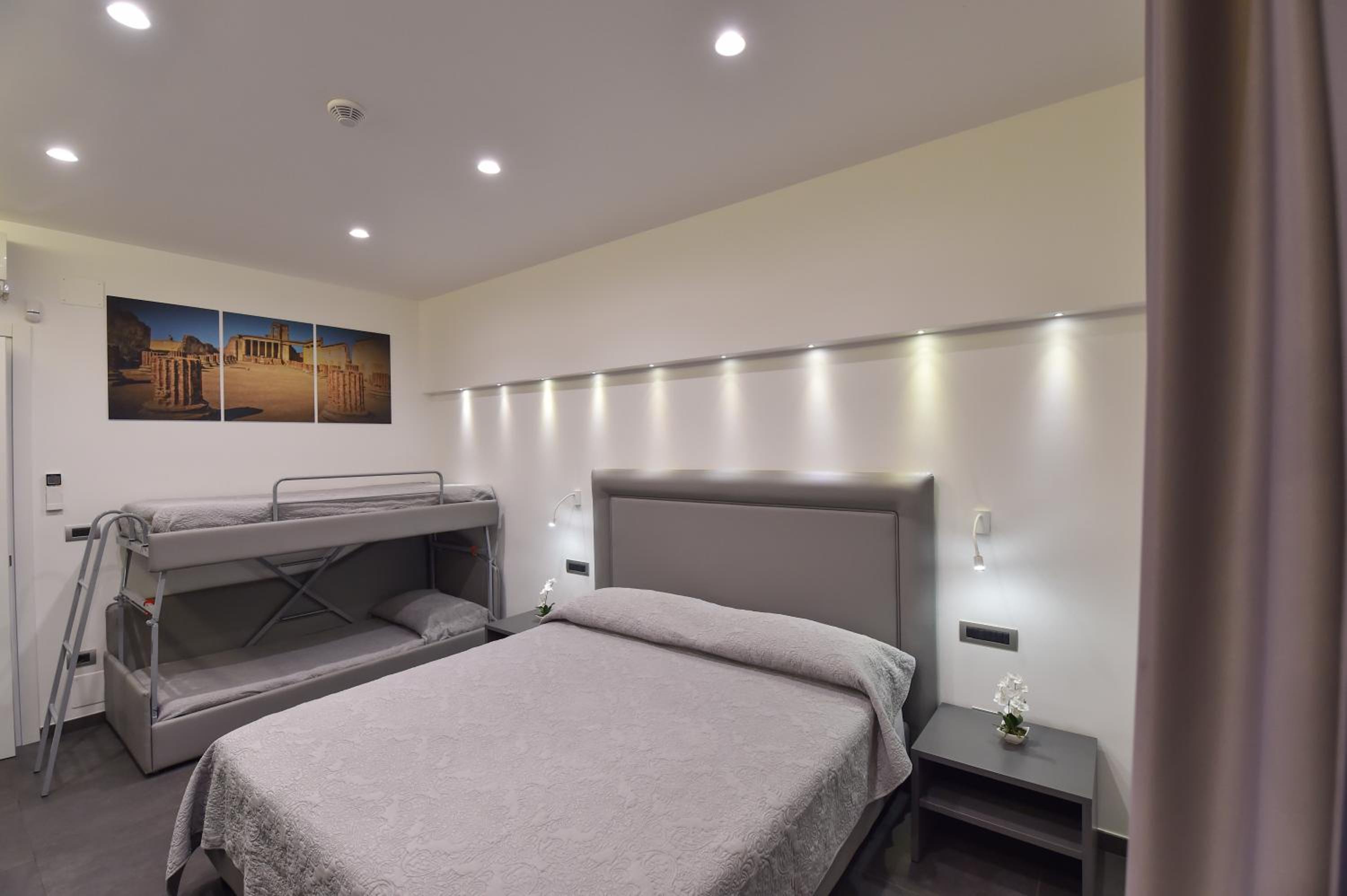 Quadruple Room with Balcony - Photo 7