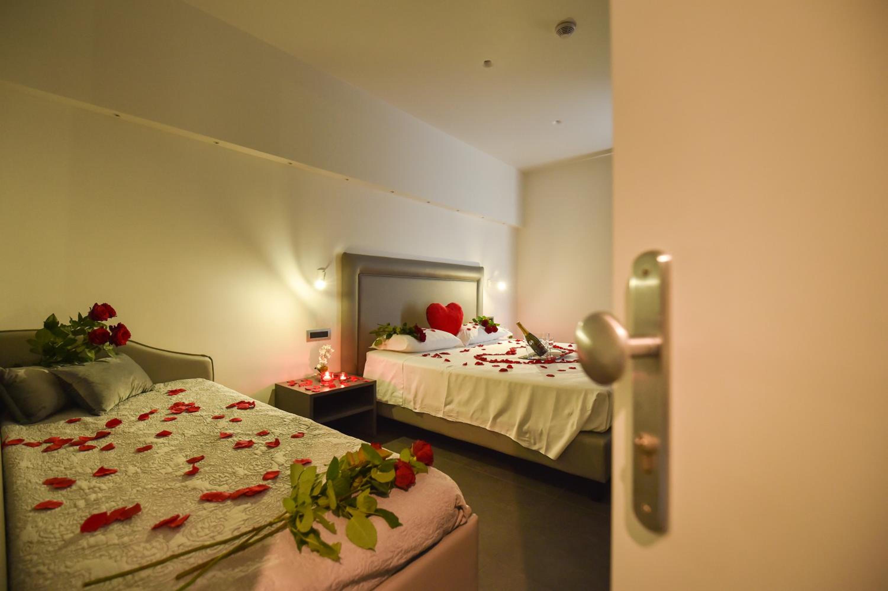 Quadruple Room with Balcony - Photo 9