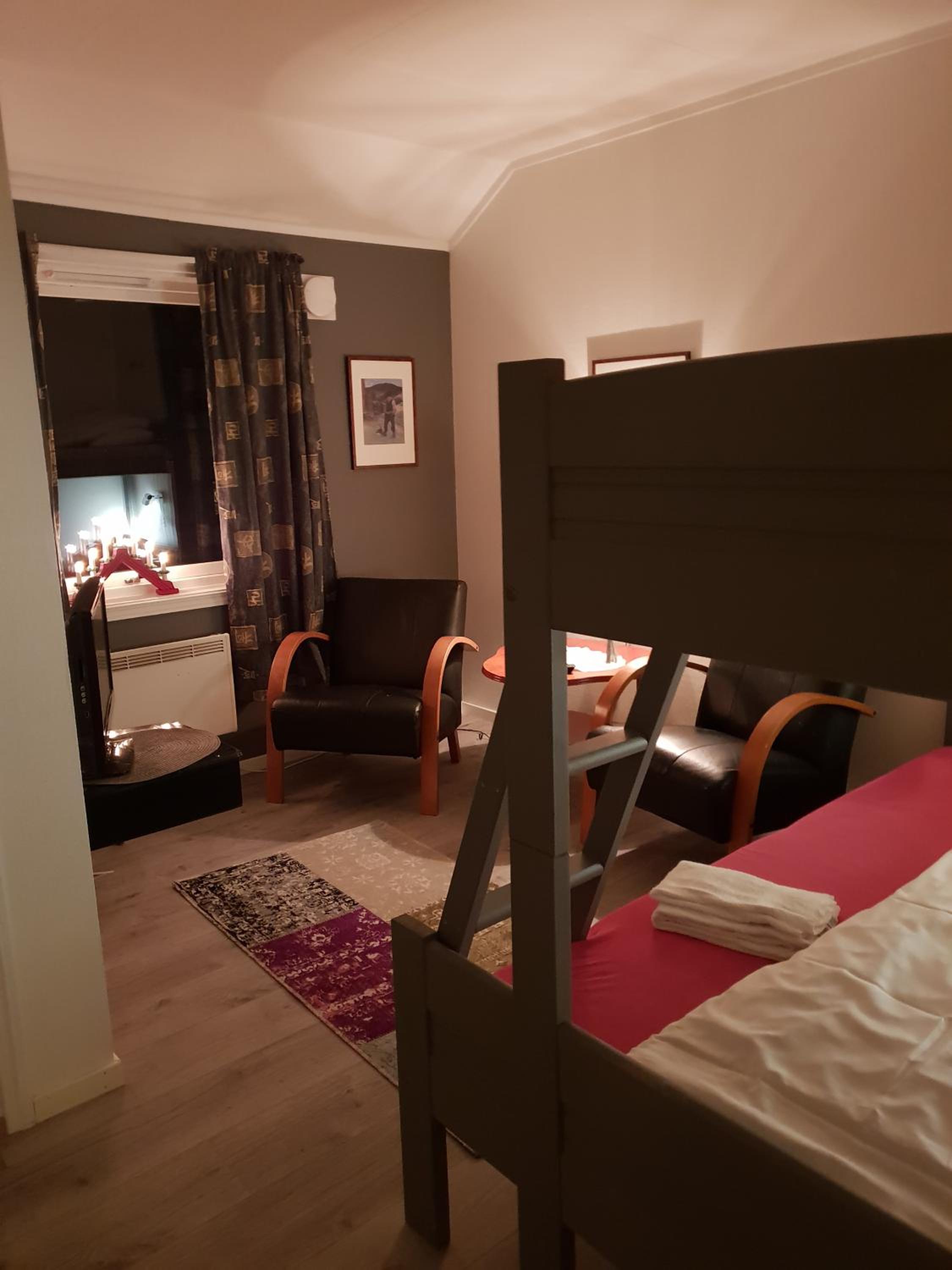 Twin Room with Bathroom - Photo 1