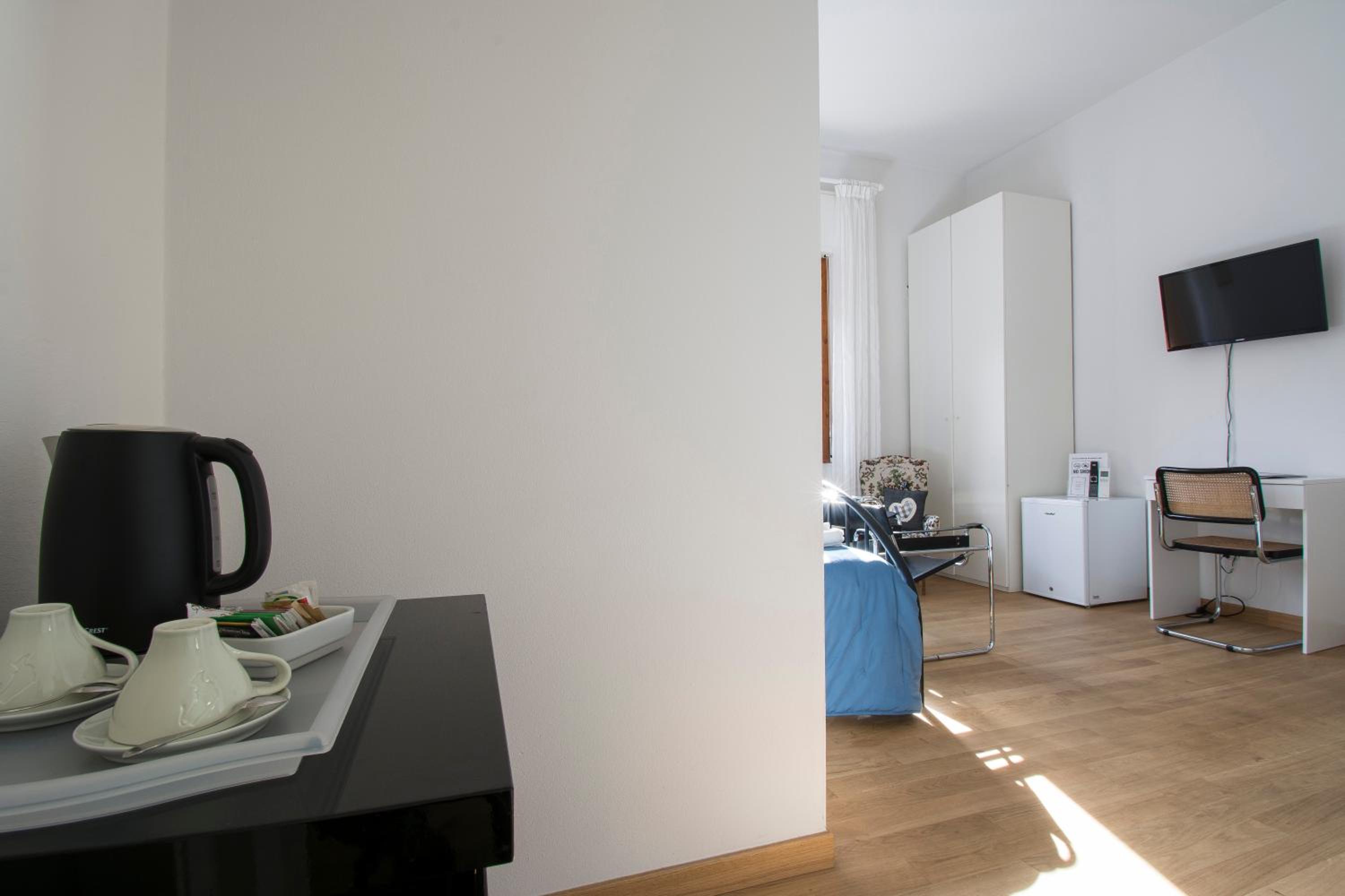 Double Room with Private Bathroom - Photo 9