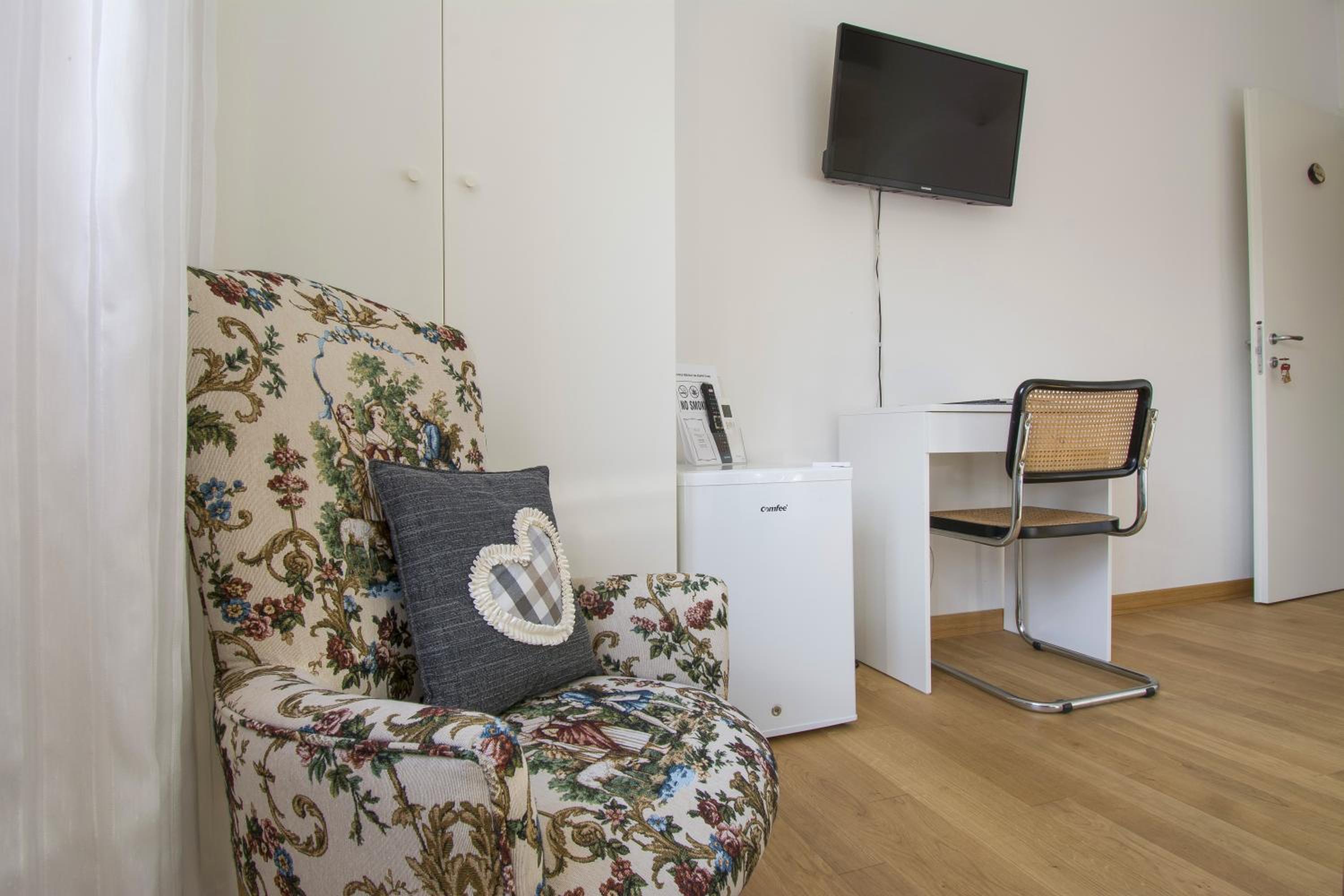 Double Room with Private Bathroom - Photo 10