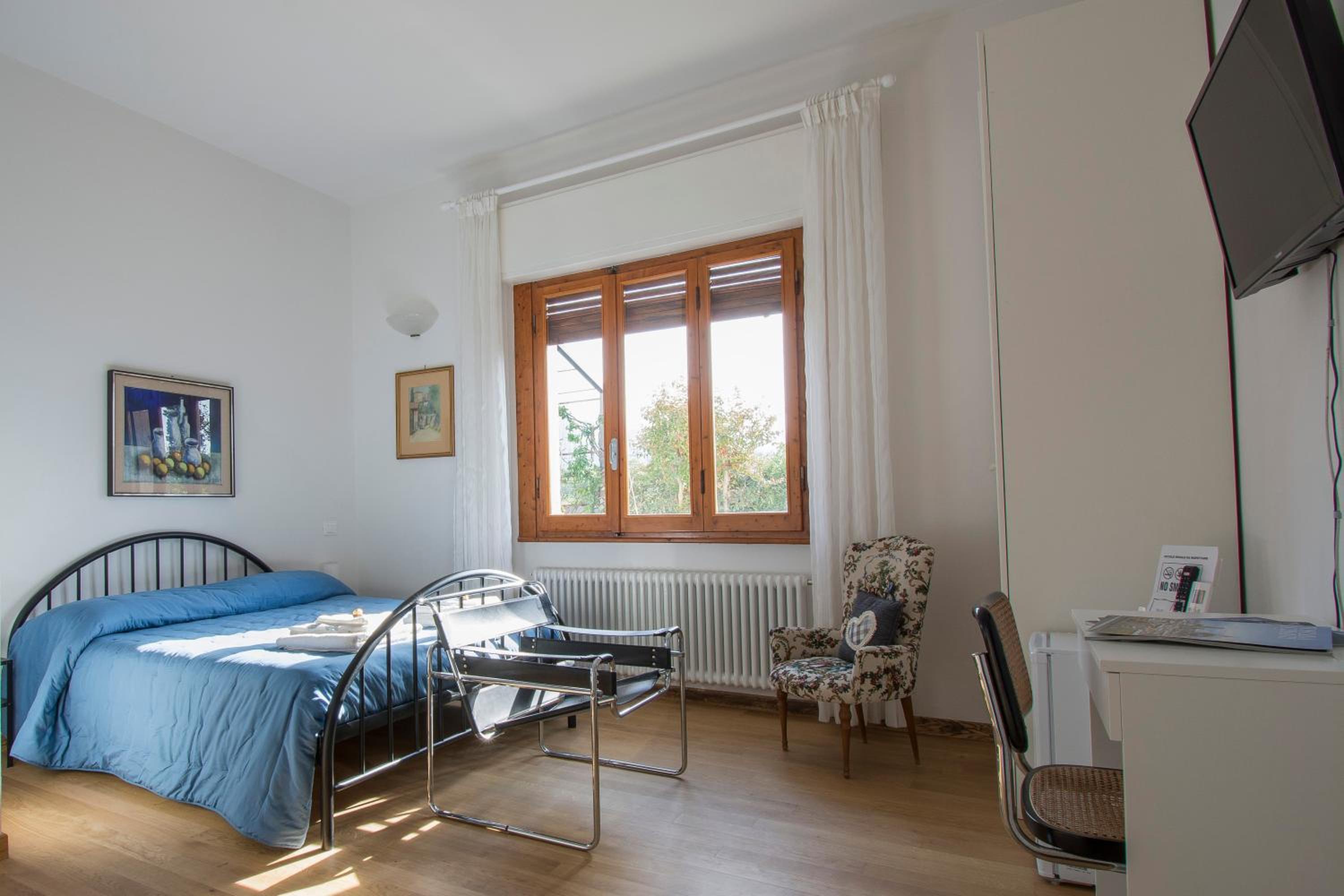 Double Room with Private Bathroom - Photo 2