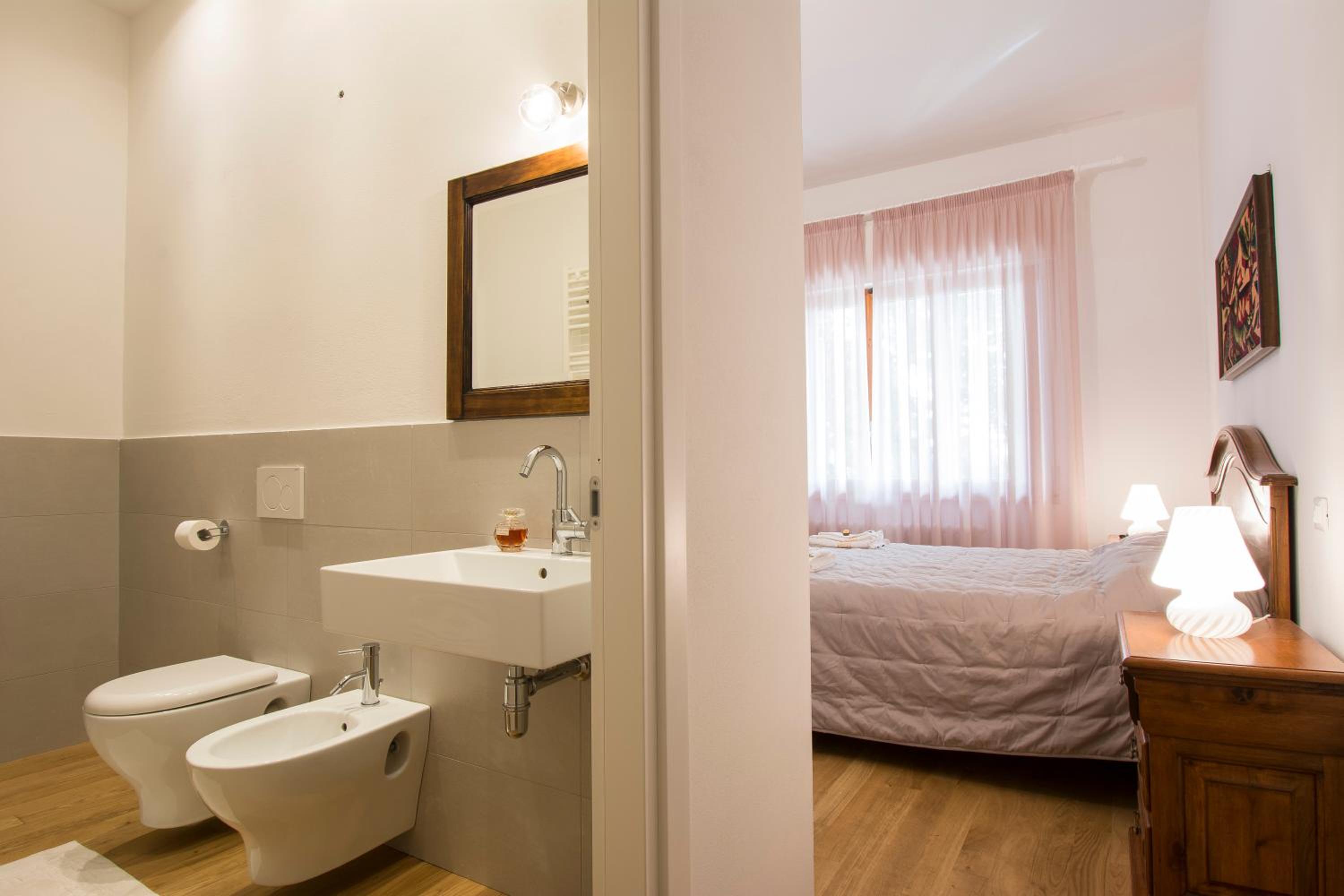 Double Room with Private Bathroom - Photo 13