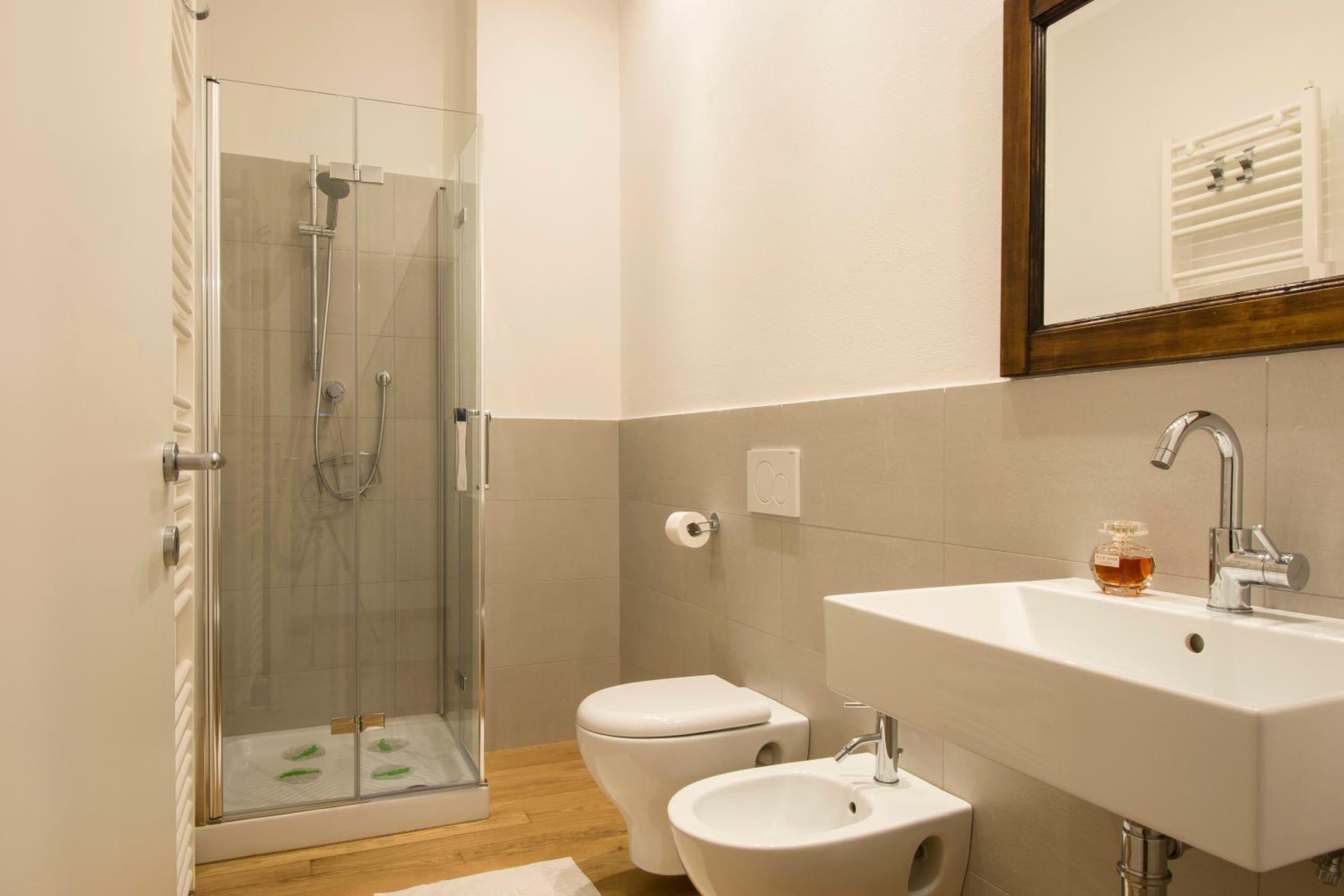 Double Room with Private Bathroom - Photo 14