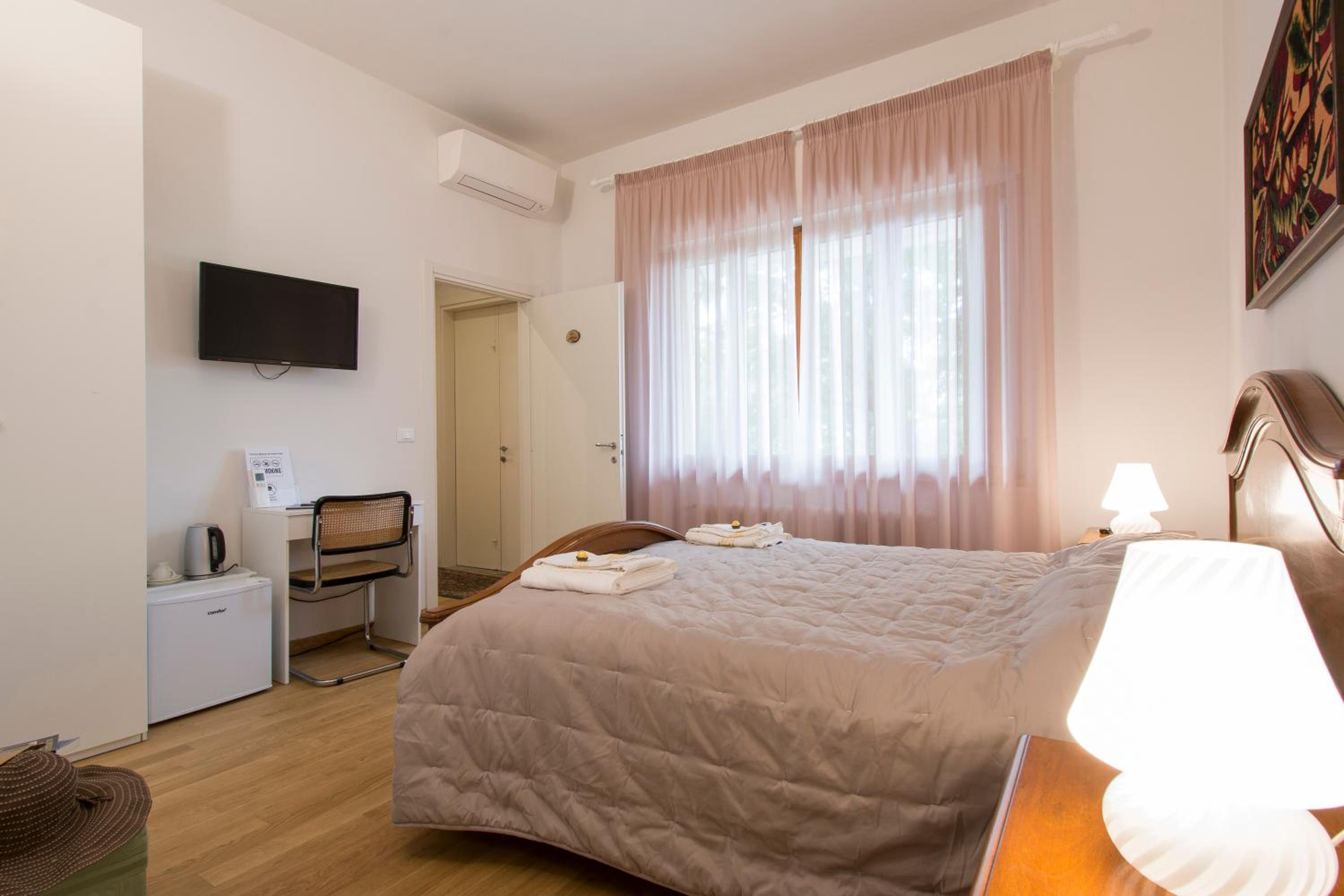 Double Room with Private Bathroom - Photo 15