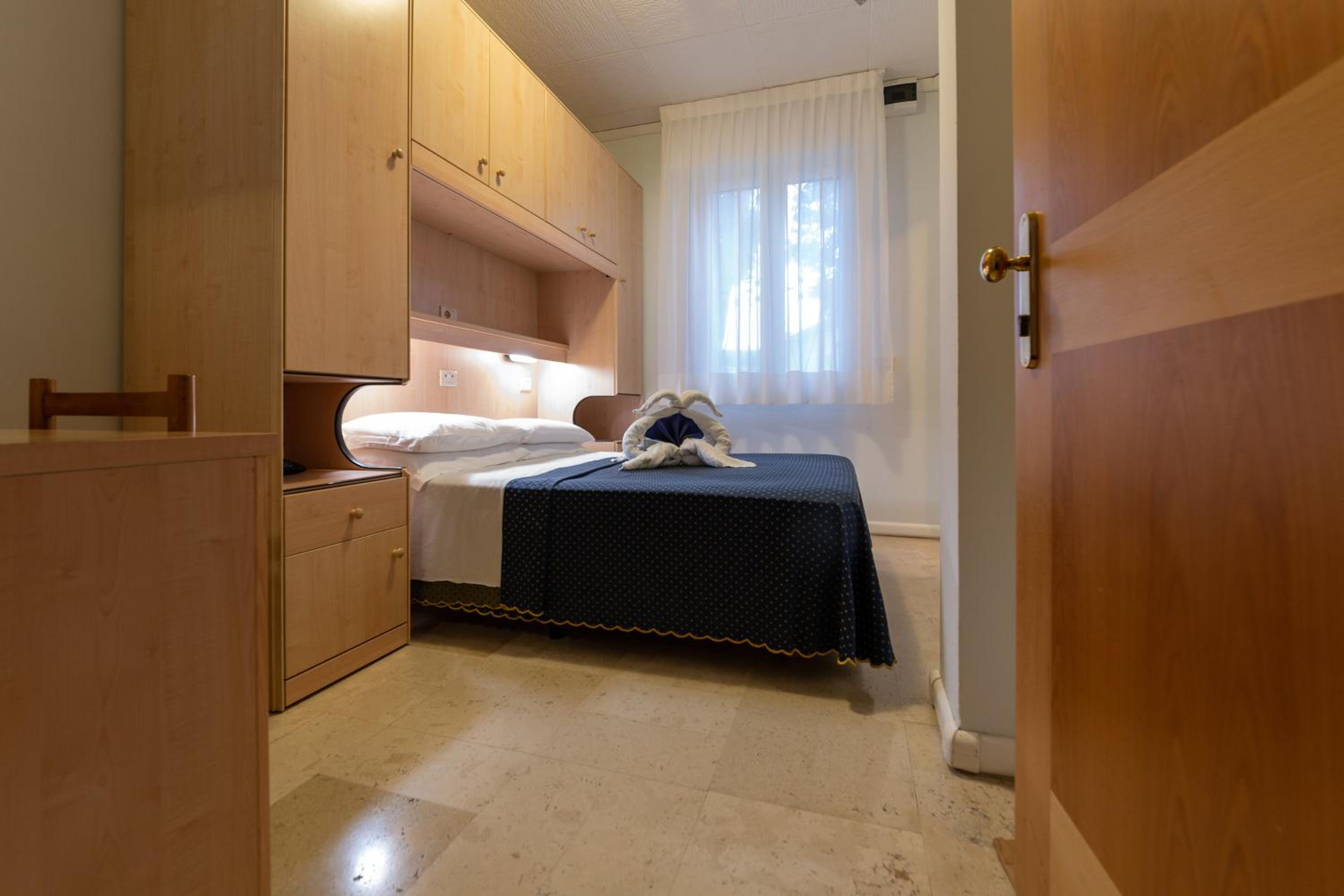 Double Room with French Bed - Photo 4
