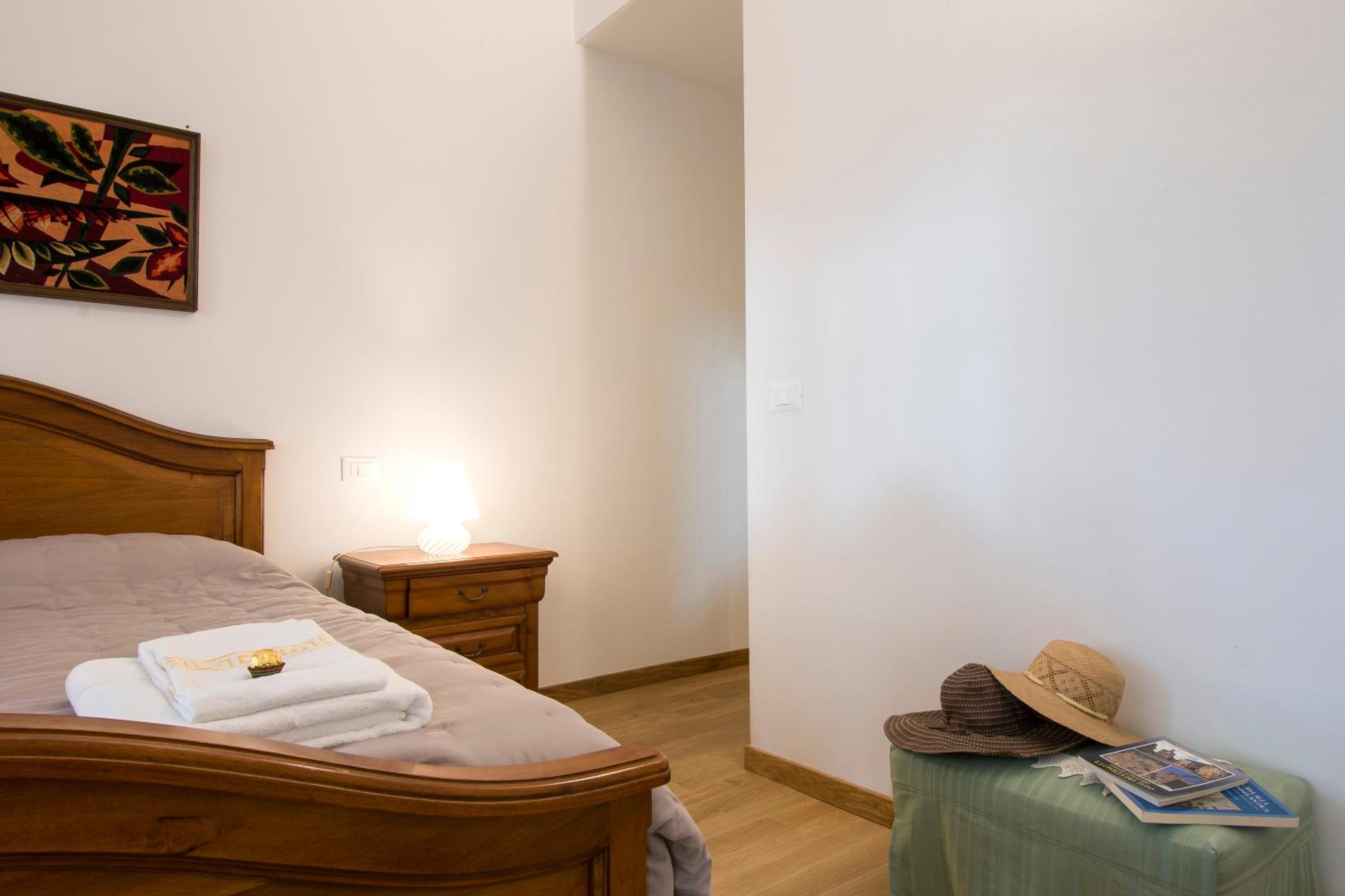 Double Room with Private Bathroom - Photo 12