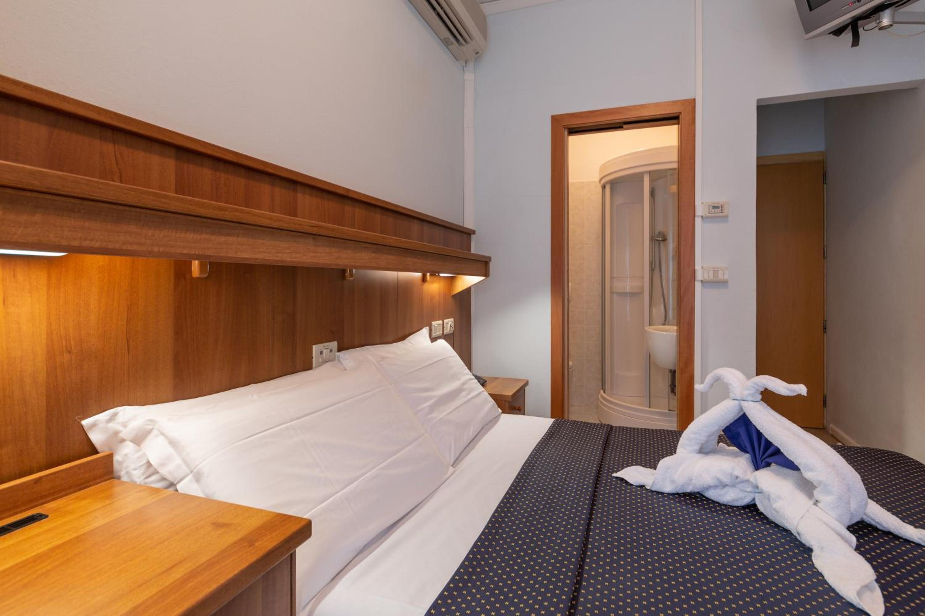 Double Room with French Bed - Photo 2