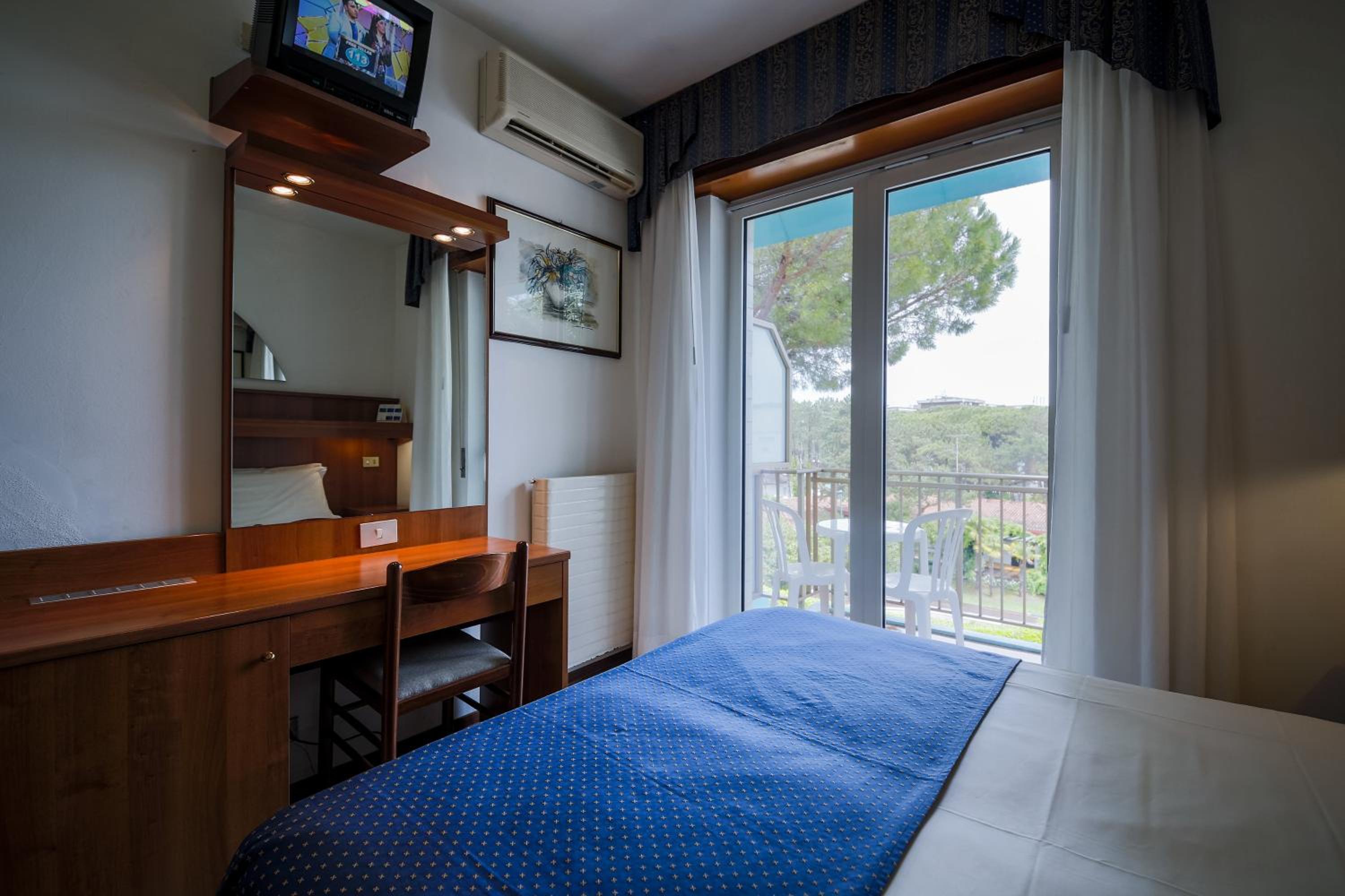 Deluxe Family Room with Balcony photo 3