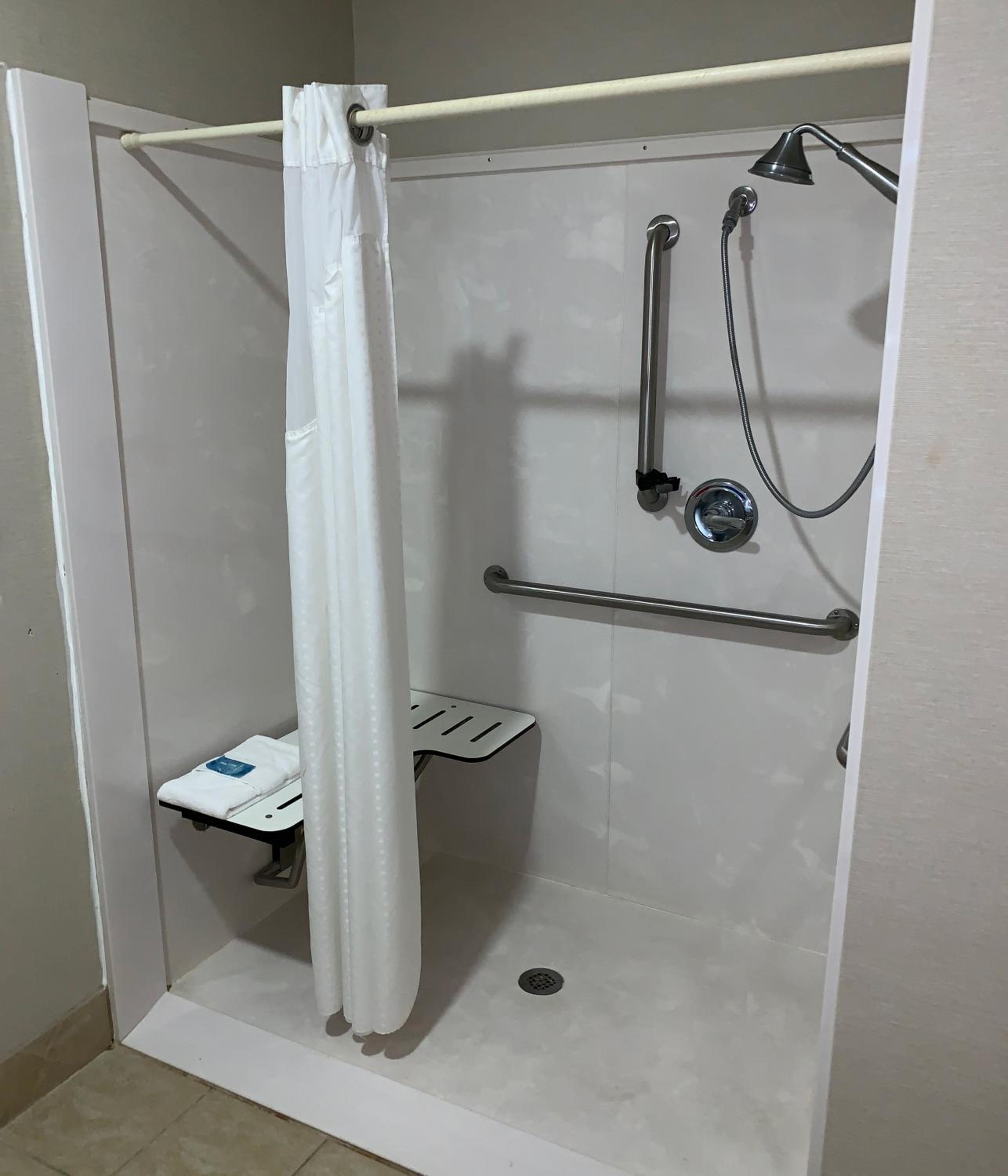 Standard Room with Two Queen Beds - Communications Accessible Tub - Photo 2