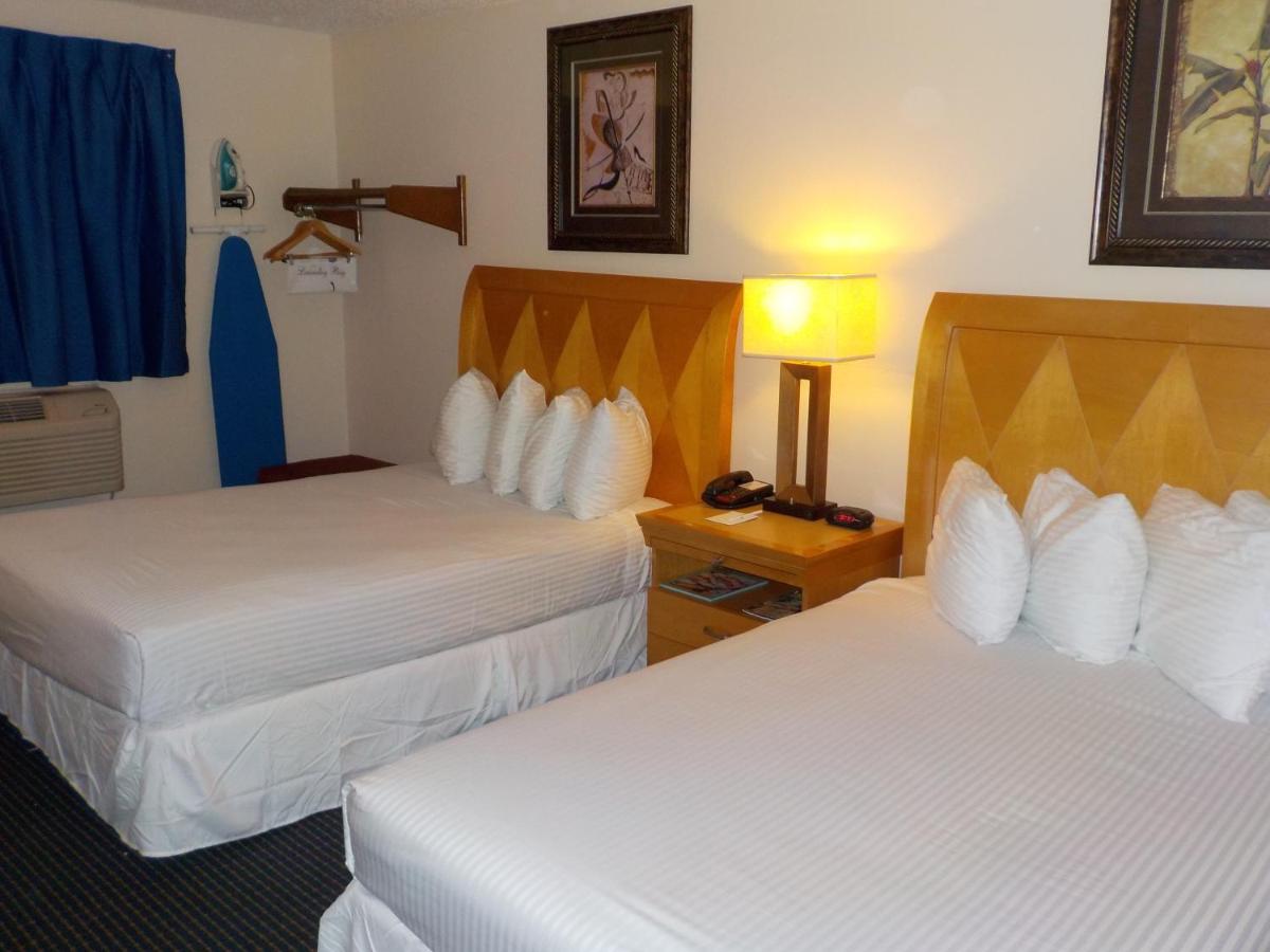 Double Room with Two Double Beds - Smoking photo 1