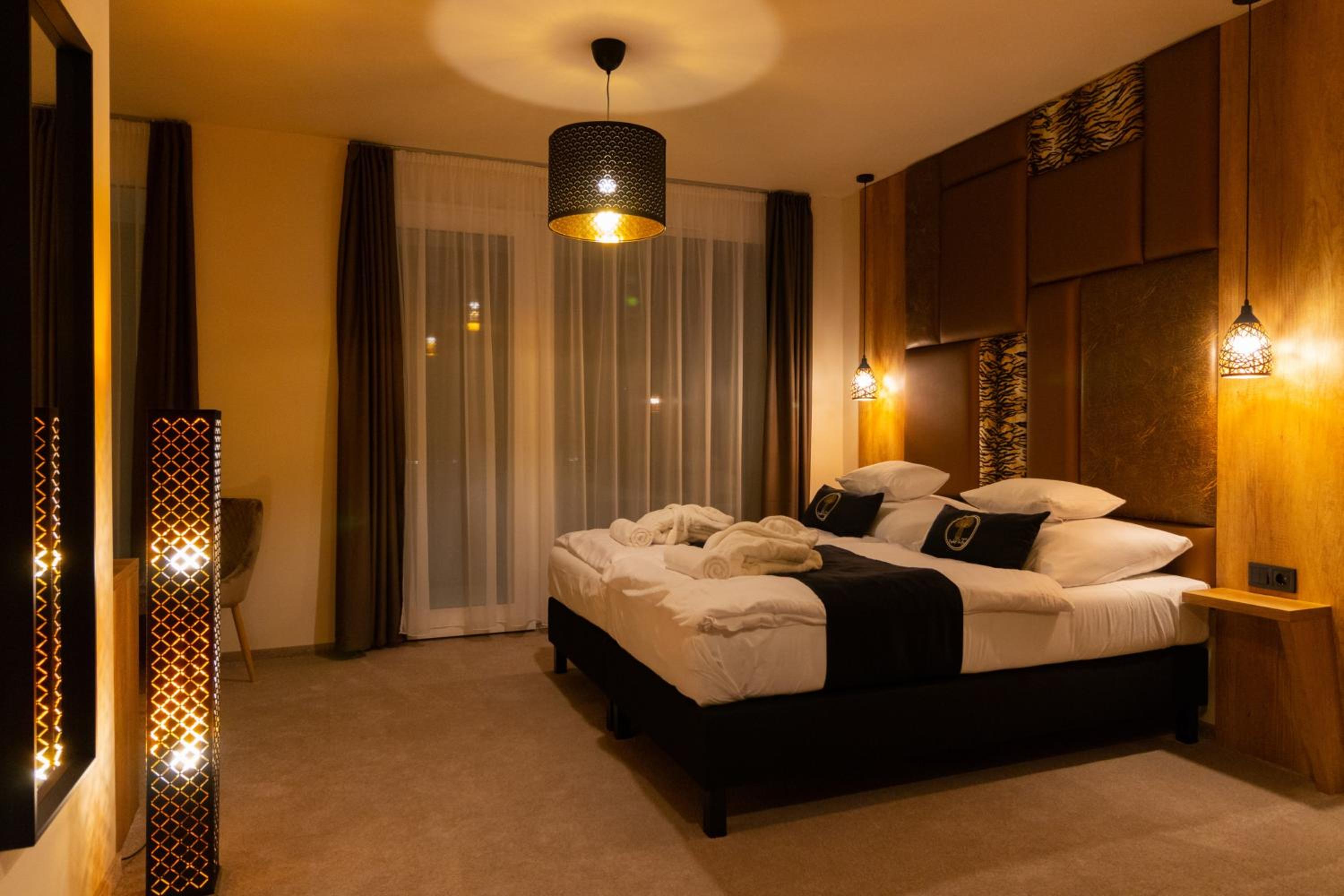 Deluxe Double Room (2 Adults + 1 Child) - Photo 1