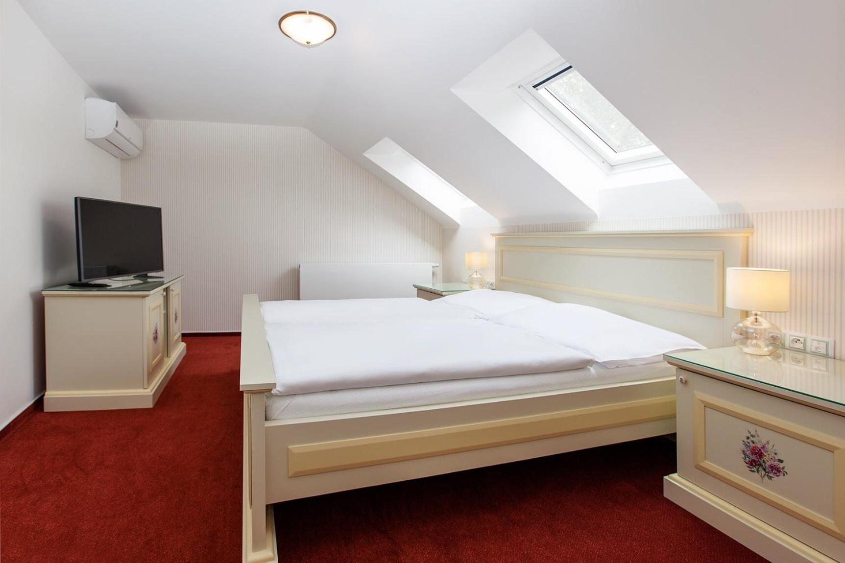 Deluxe Double Room with Shower - Photo 3