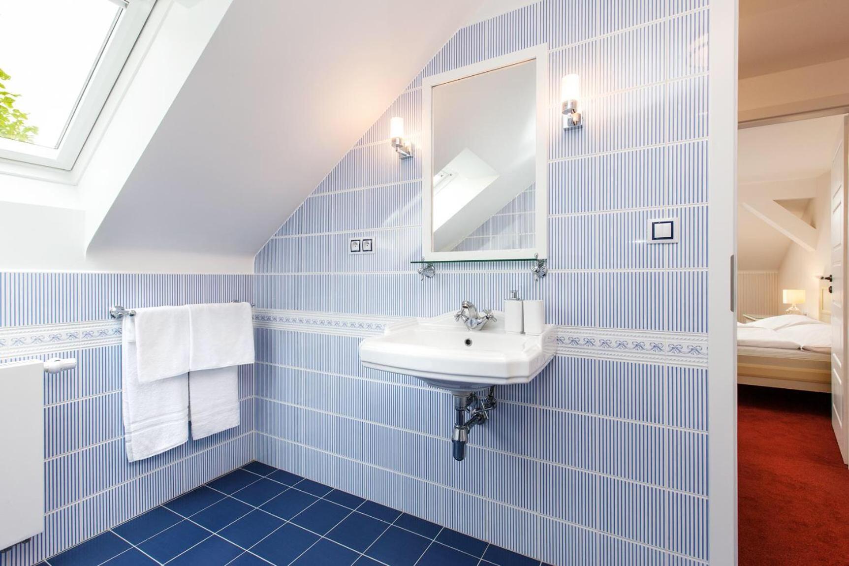 Deluxe Double Room with Shower - Photo 4